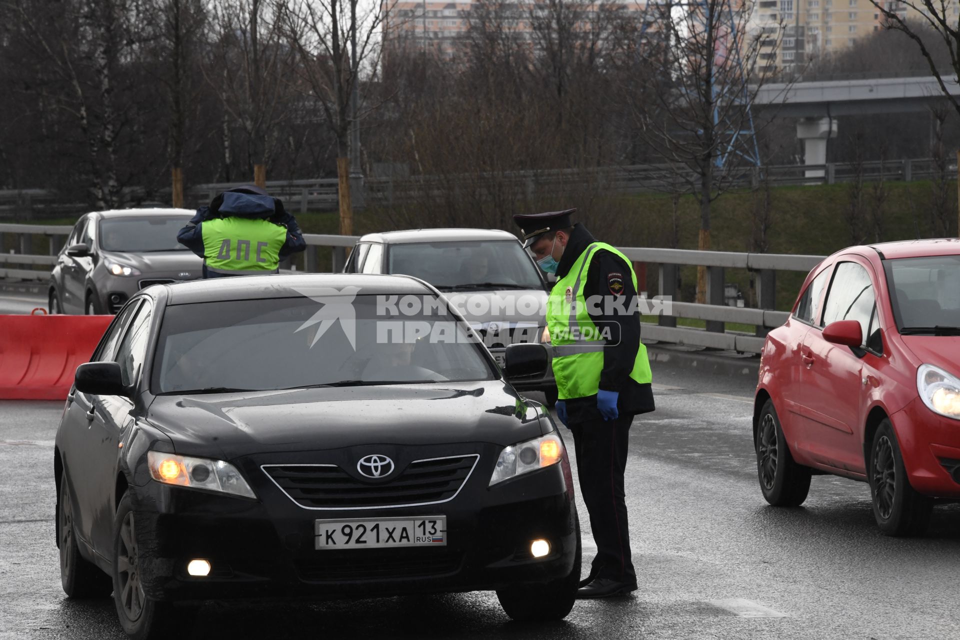 Москва.  Полицейский проверяет пропуск у водителя.