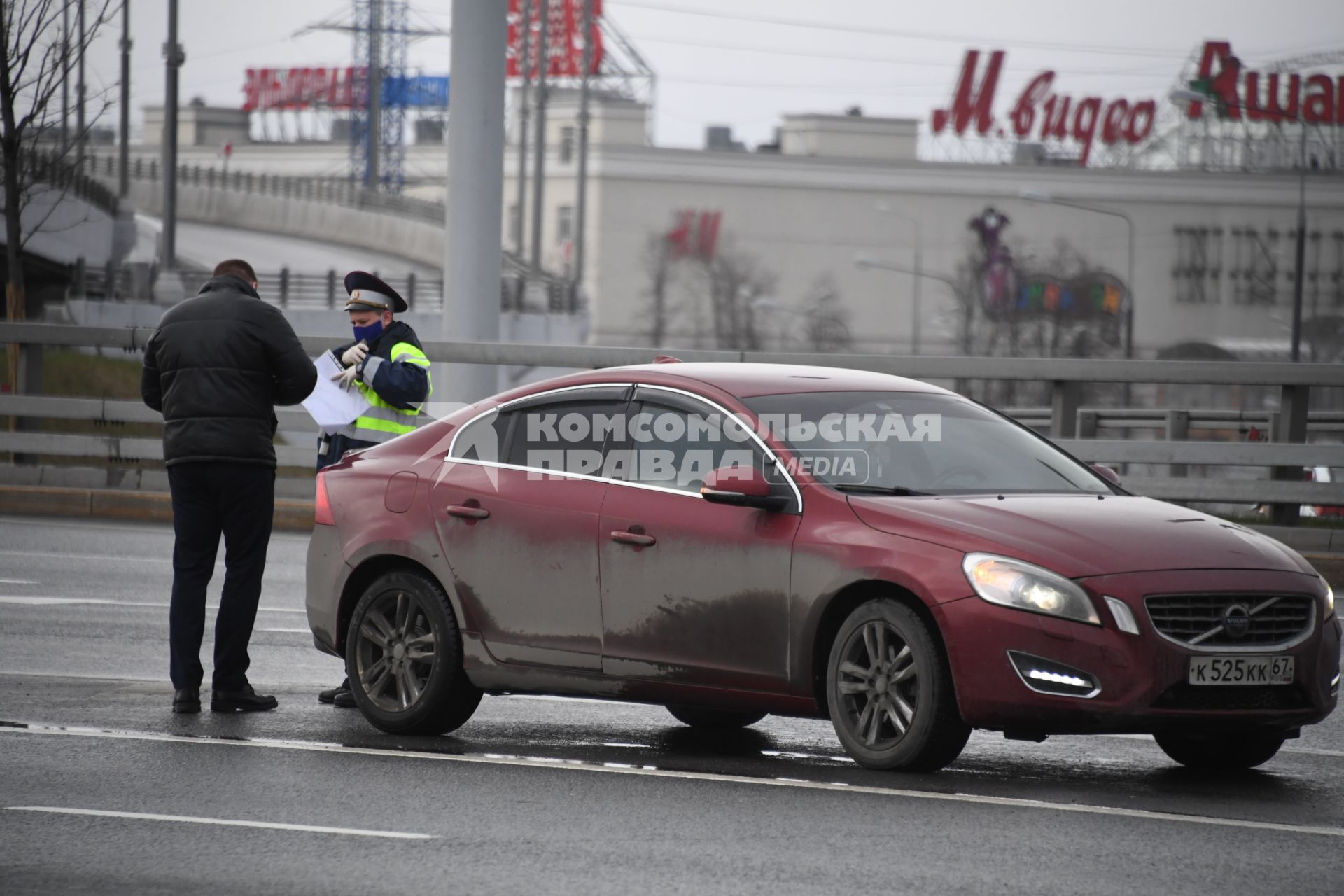 Москва.  Полицейский проверяет пропуск у водителя.