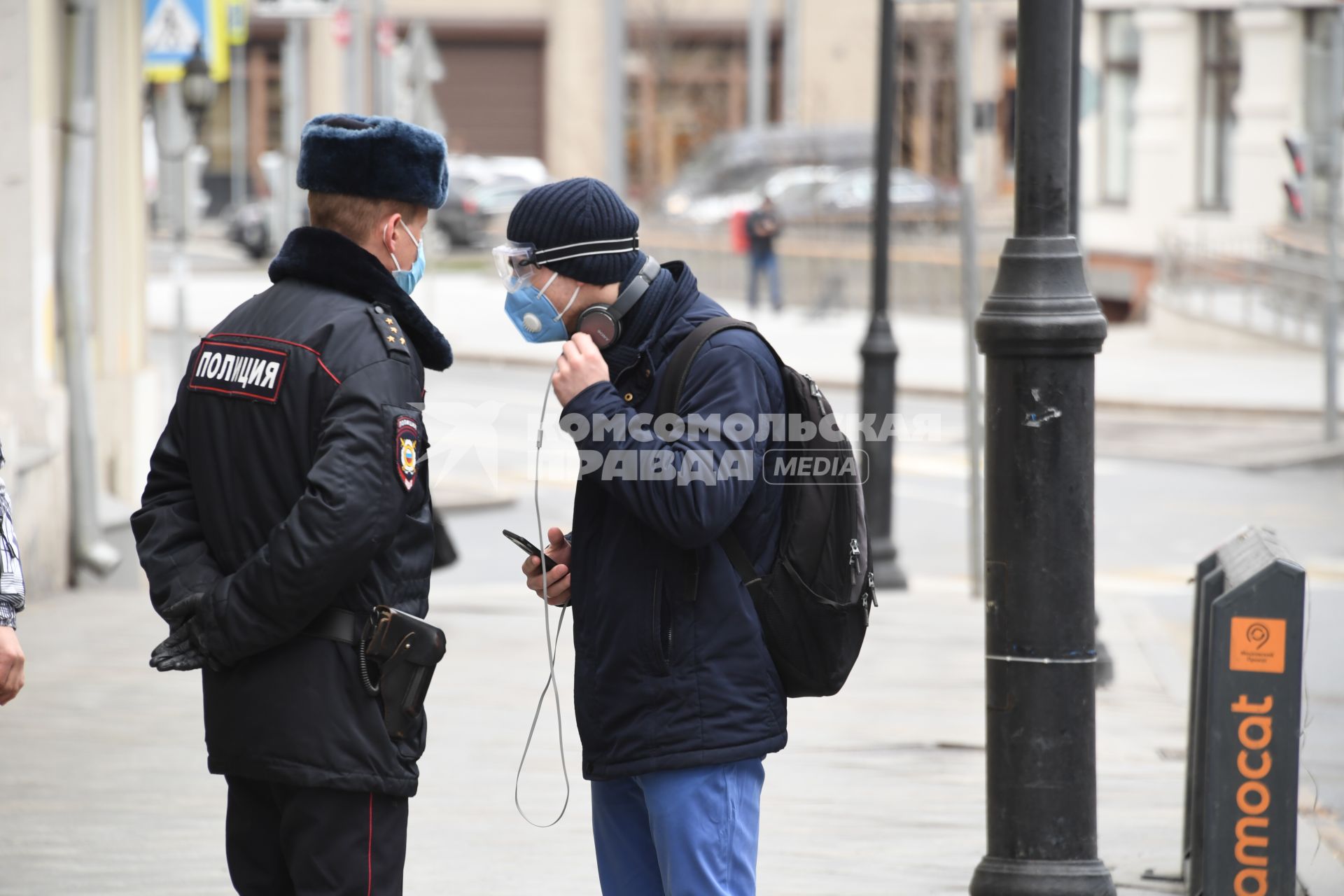 Москва.  Полицейские проверяют документы у прохожих на улице.