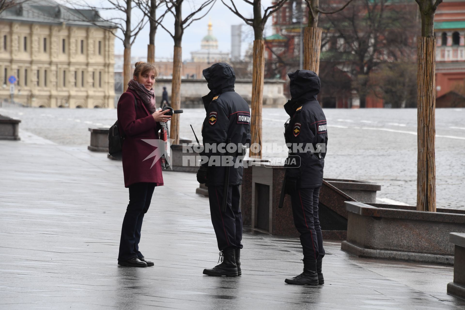 Москва.  Полицейские проверяют документы у прохожих на Красной площади.