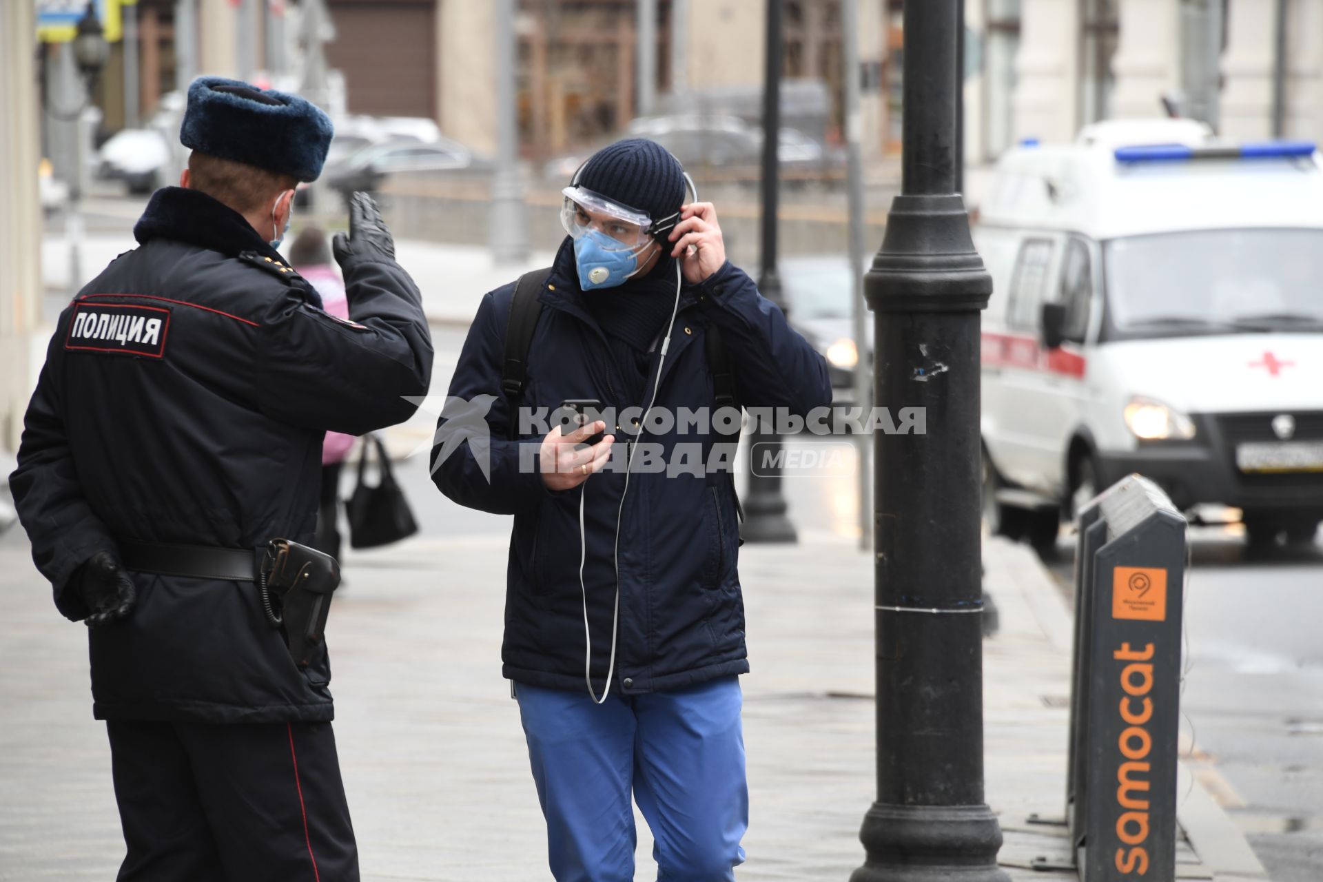 Москва.  Полицейские проверяют документы у прохожих на улице.