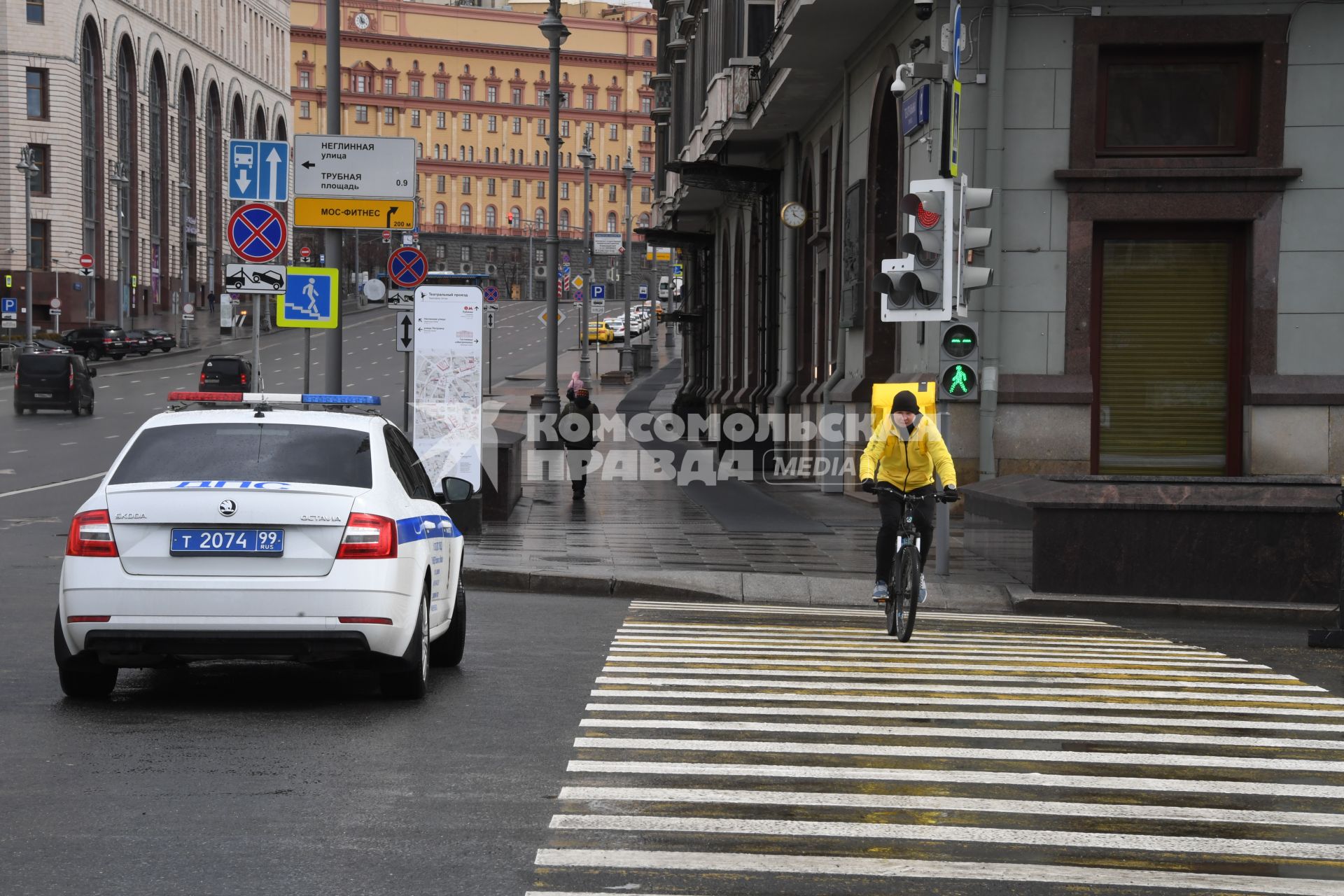 Москва.  Сотрудник сервиса доставки еды на улице.