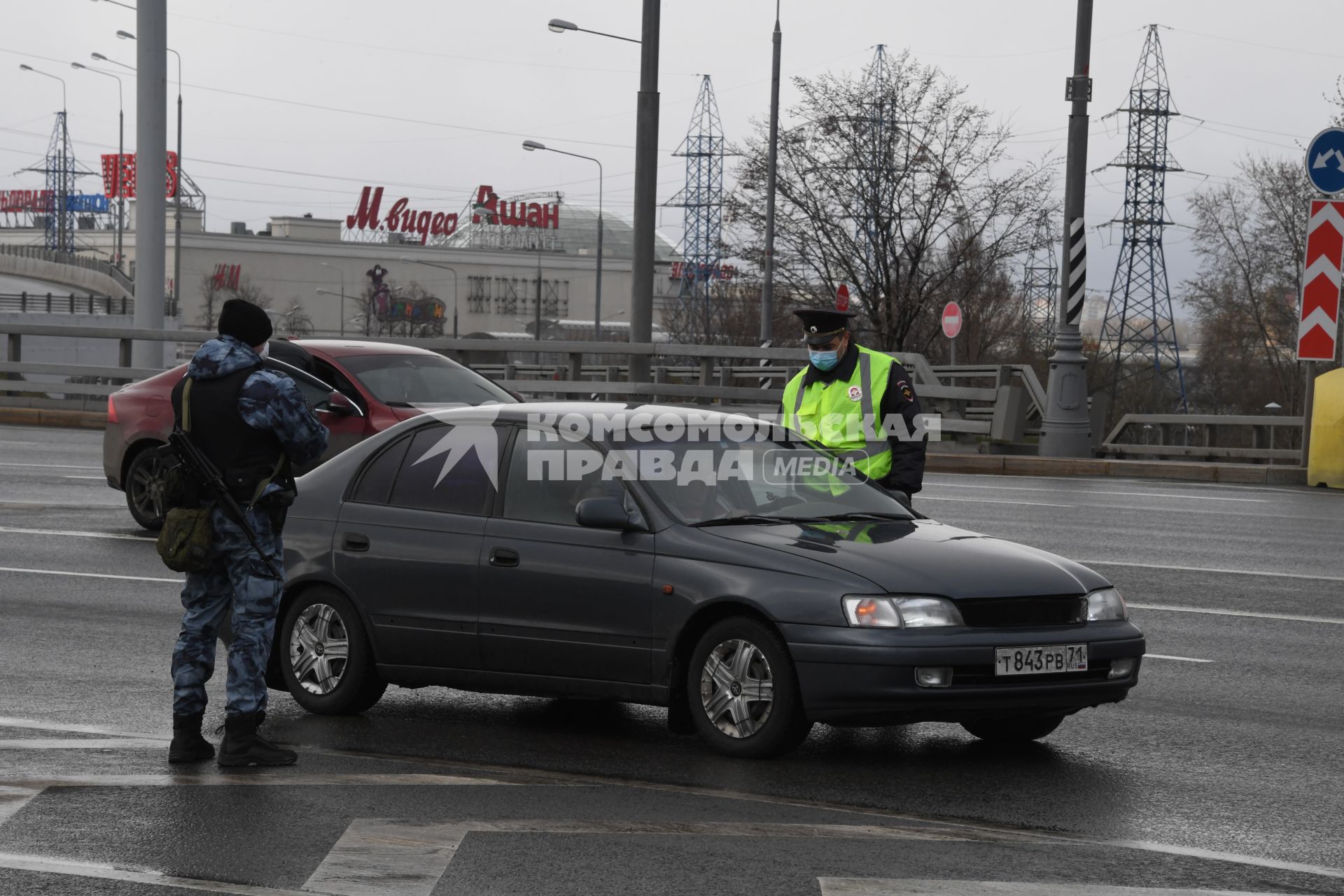 Москва.  Полицейский проверяет пропуск у водителя.