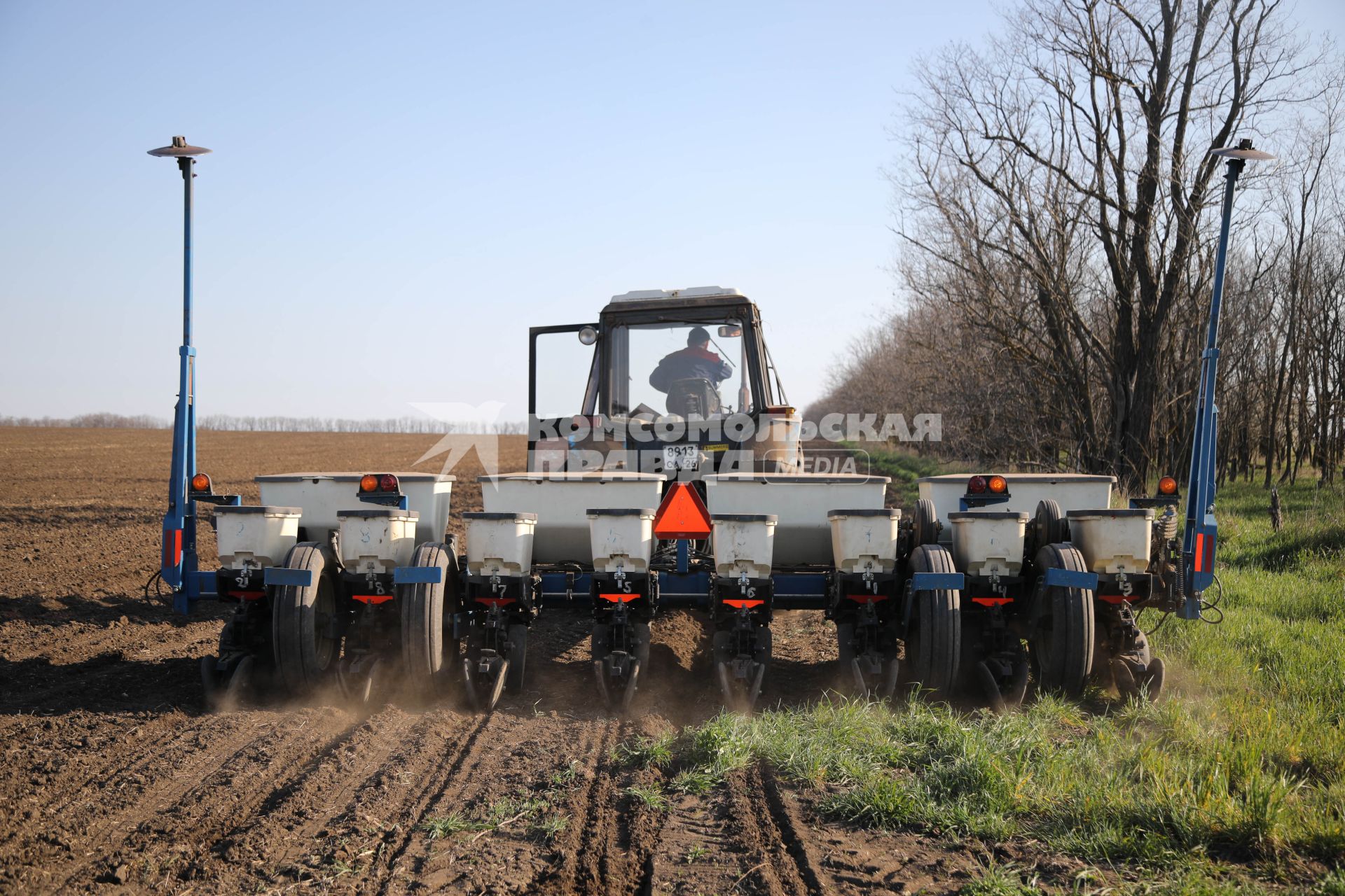 Ставрополь. Трактор засеивает поле подсолнечником в Ставропольском крае.