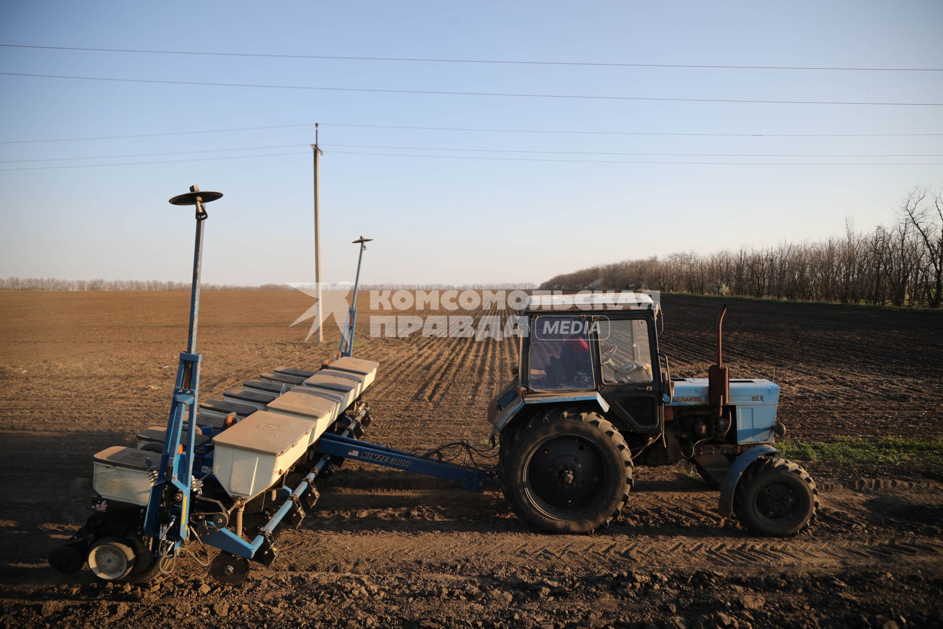 Ставрополь. Трактор засеивает поле подсолнечником в Ставропольском крае.