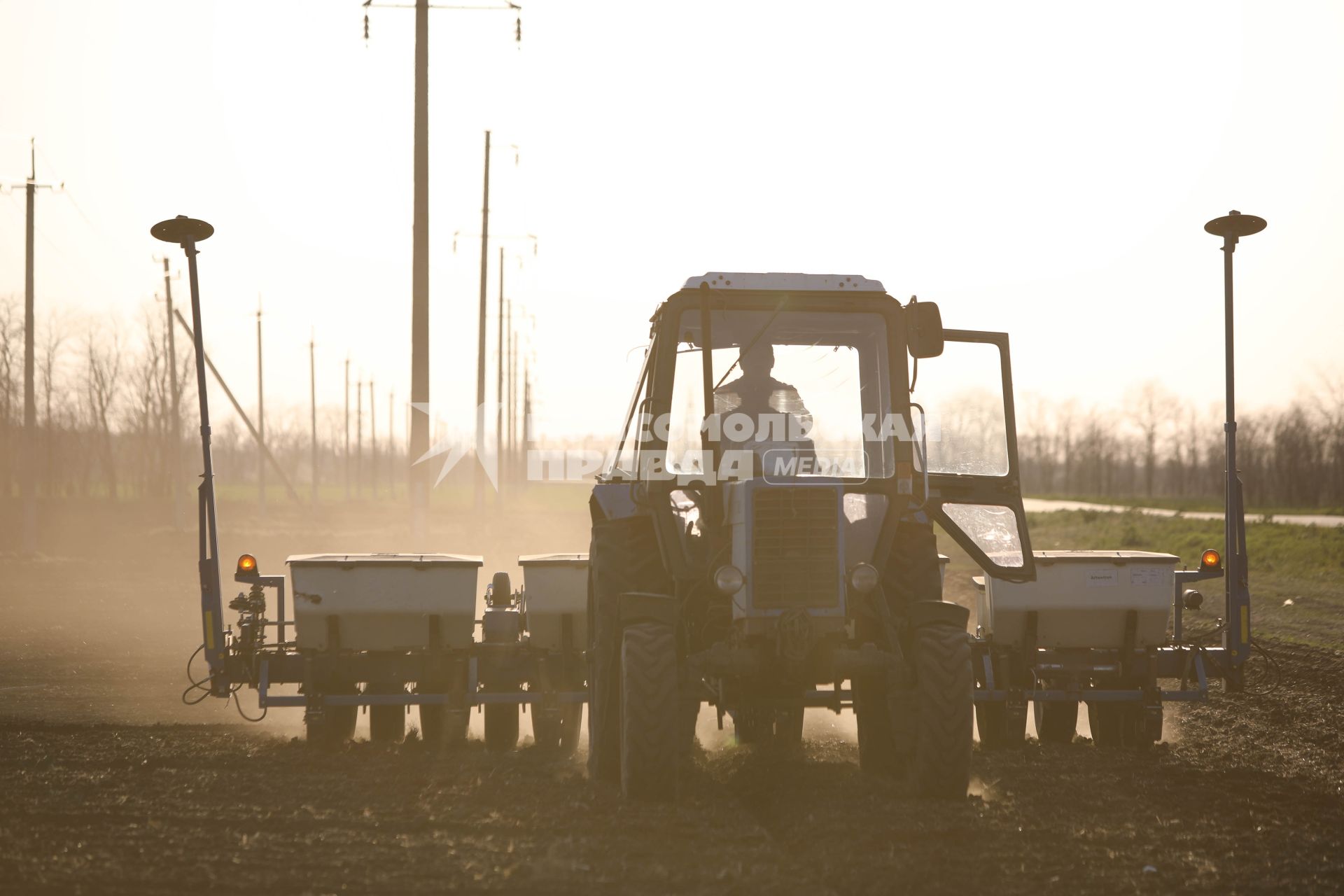 Ставрополь. Трактор засеивает поле подсолнечником в Ставропольском крае.