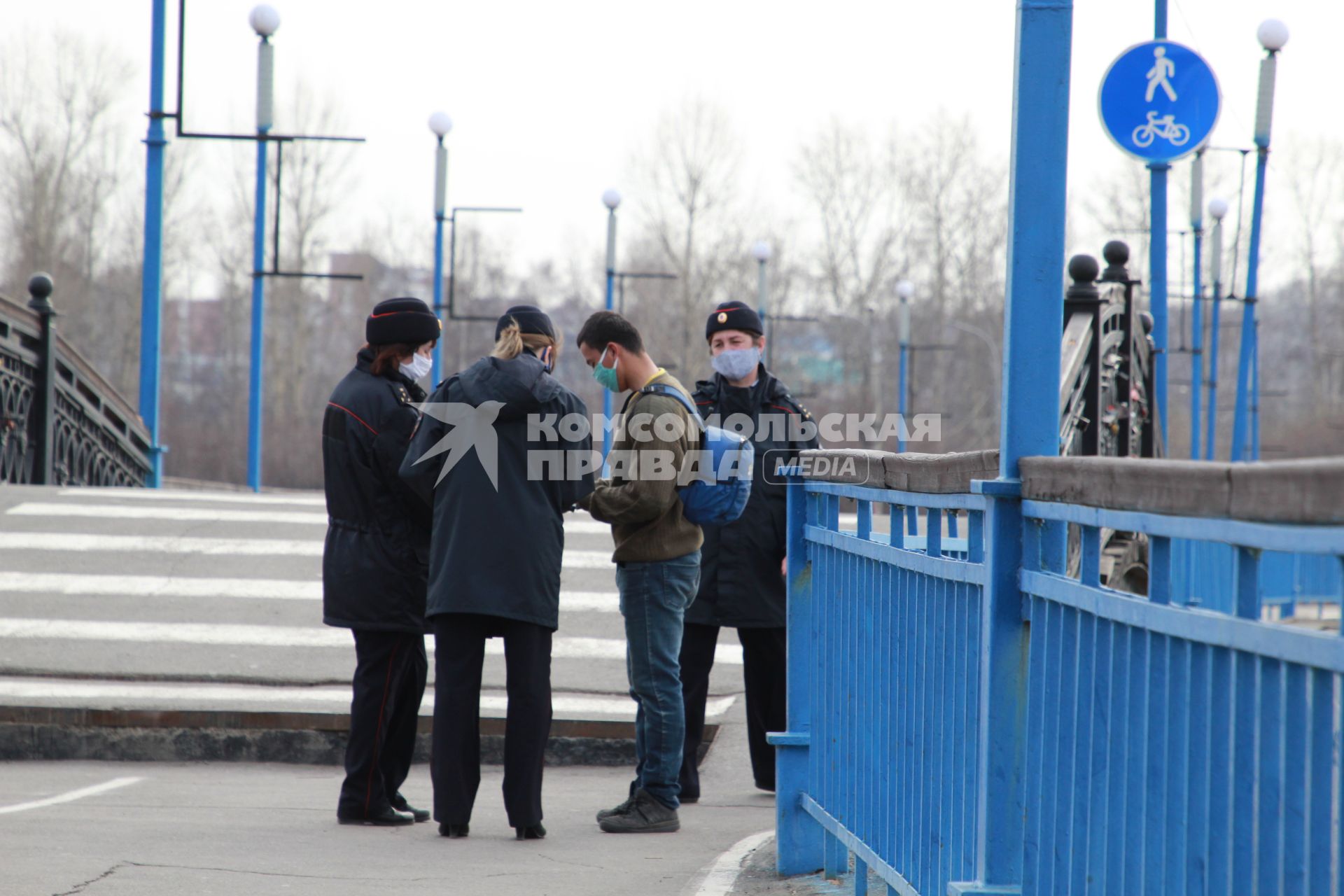 Иркутск.  Полицейские проверяют документы у прохожих на улице.