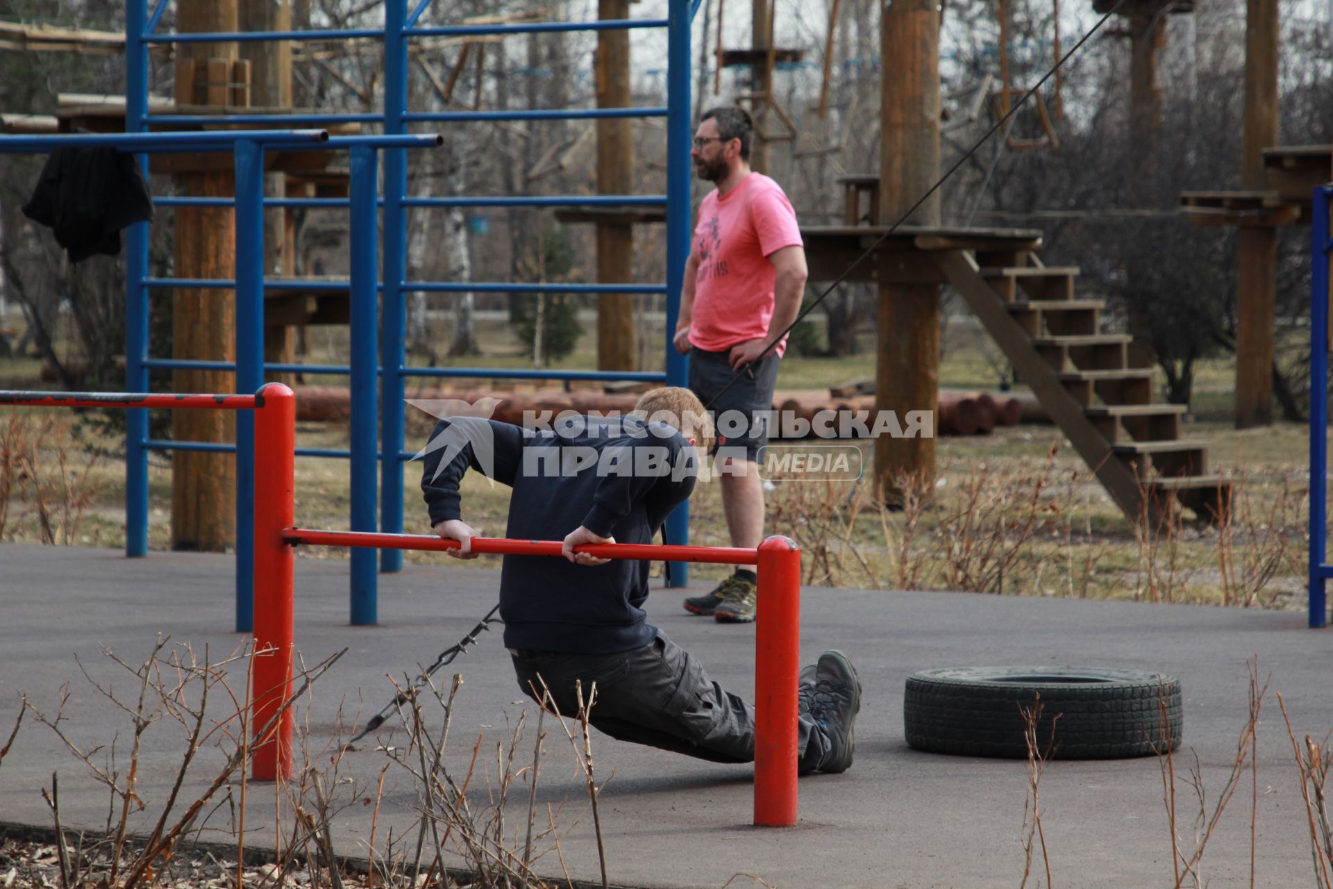 Иркутск.  Мужчины занимаются на спортивной площадке.