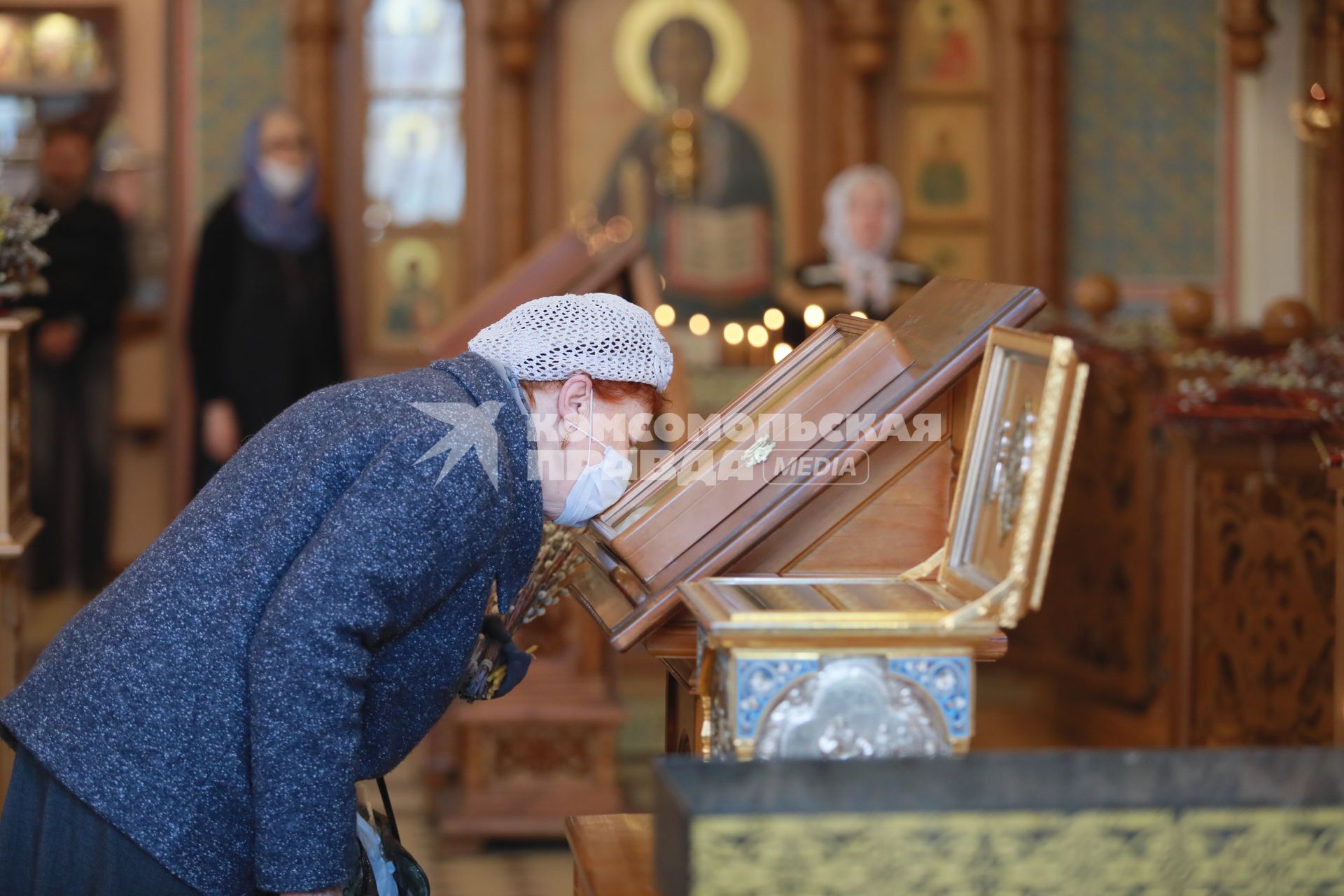 Красноярск. Верующие в Вербное воскресенье на службе в церкви.