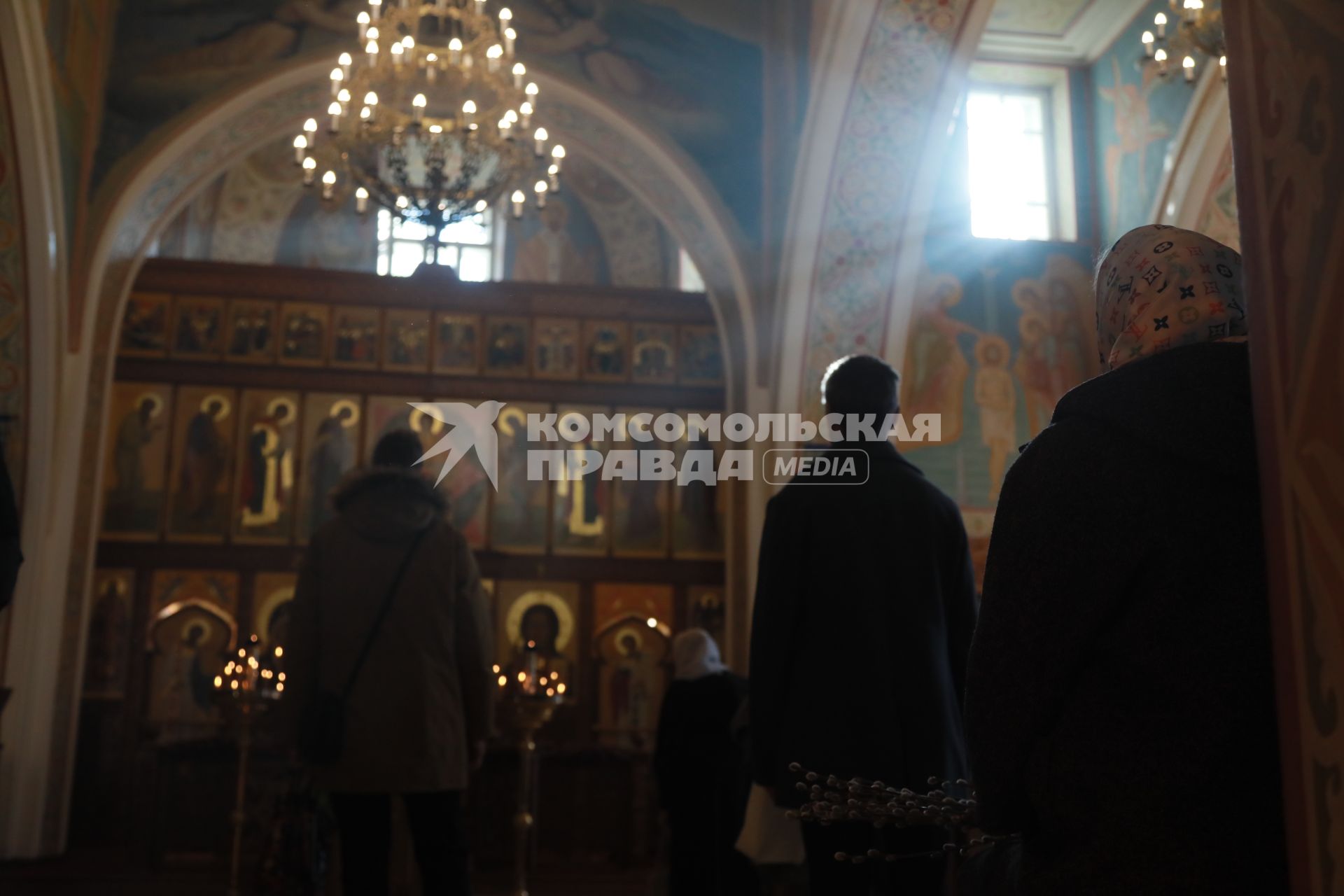 Красноярск. Верующие в Вербное воскресенье на службе в церкви.