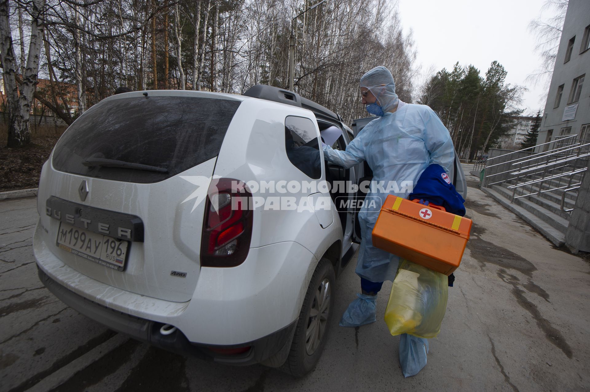 Екатеринбург. Врач выездной неотложной помощи собирается на вызов во время эпидемии коронавирусной инфекции COVID-19