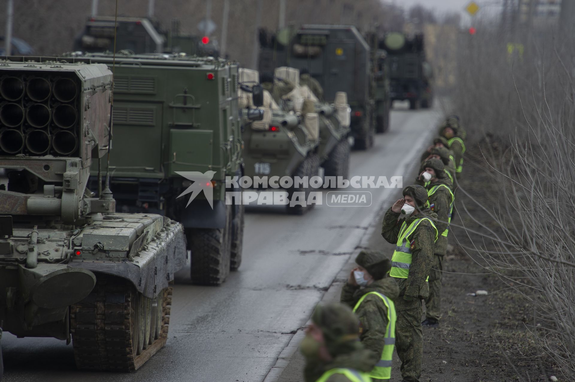 Екатеринбург. Колонна военной техники учавствующей в репетиции парада. Военнослужащие в медицинских масках для нераспространения коронавирусной инфекции COVID-19