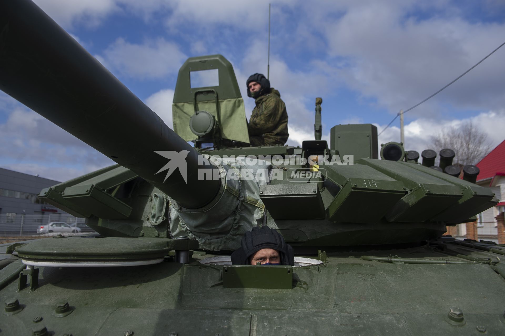 Екатеринбург. Репетиция военного парада. Военнослужащие в медицинских масках для нераспространения коронавирусной инфекции COVID-19. На фото: танк Т-72 Б3М