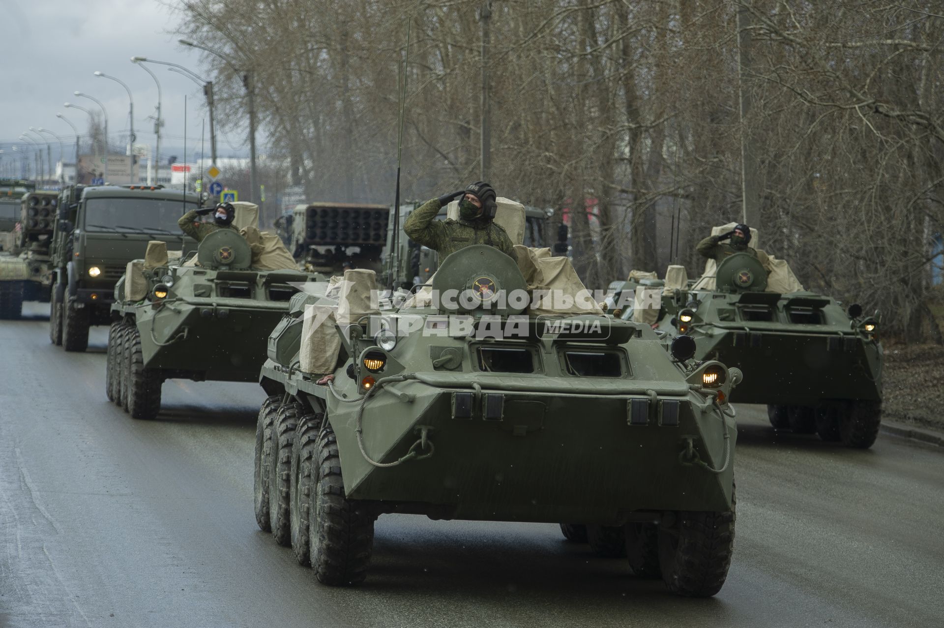 Екатеринбург. Колонна военной техники учавствующей в репетиции парада. На фото: разведывательная химическая машина РХМ-6. Военнослужащие в медицинских масках для нераспространения коронавирусной инфекции COVID-19