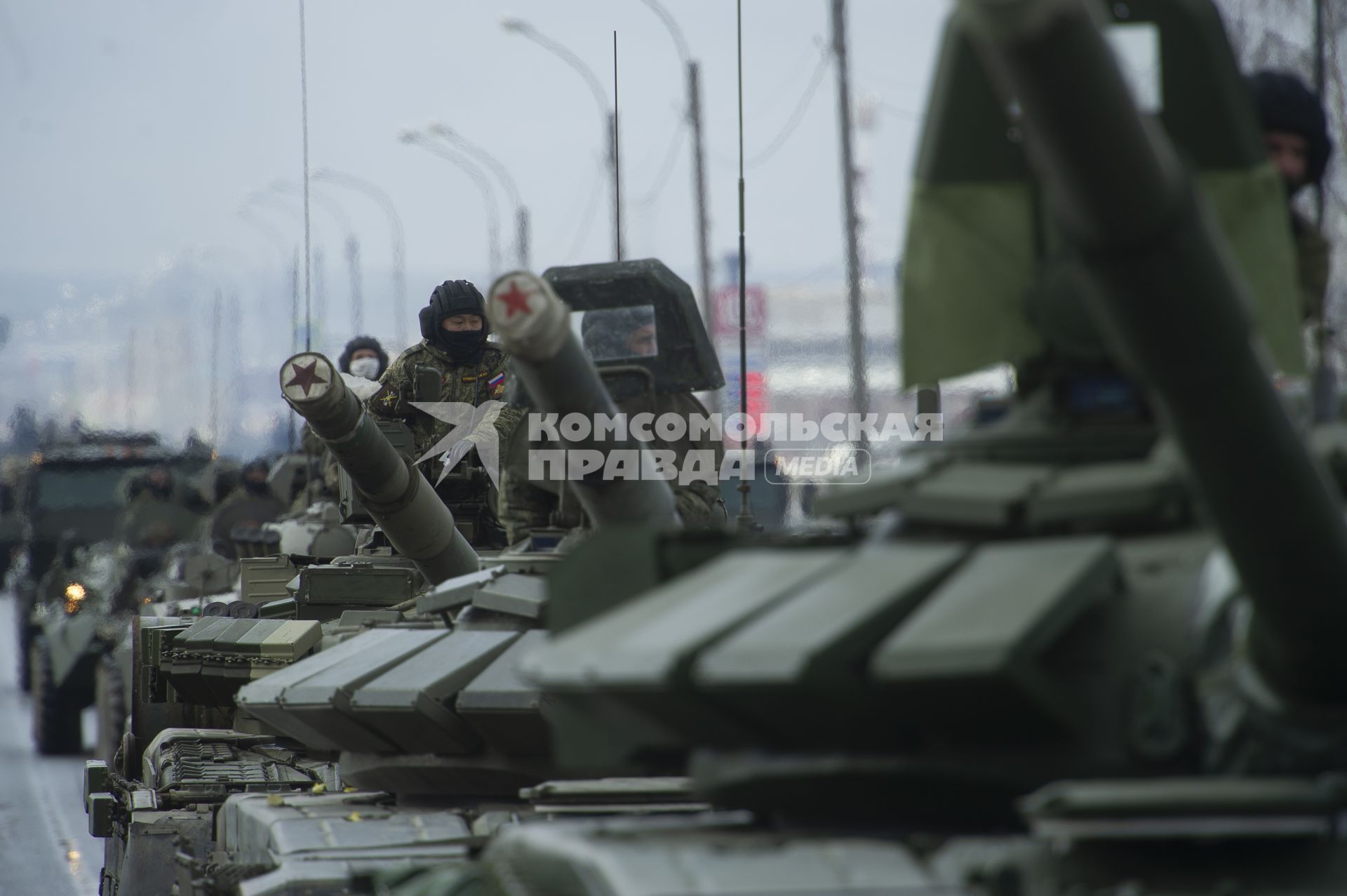 Екатеринбург. Колонна военной техники учавствующей в репетиции парада. Военнослужащие в медицинских масках для нераспространения коронавирусной инфекции COVID-19