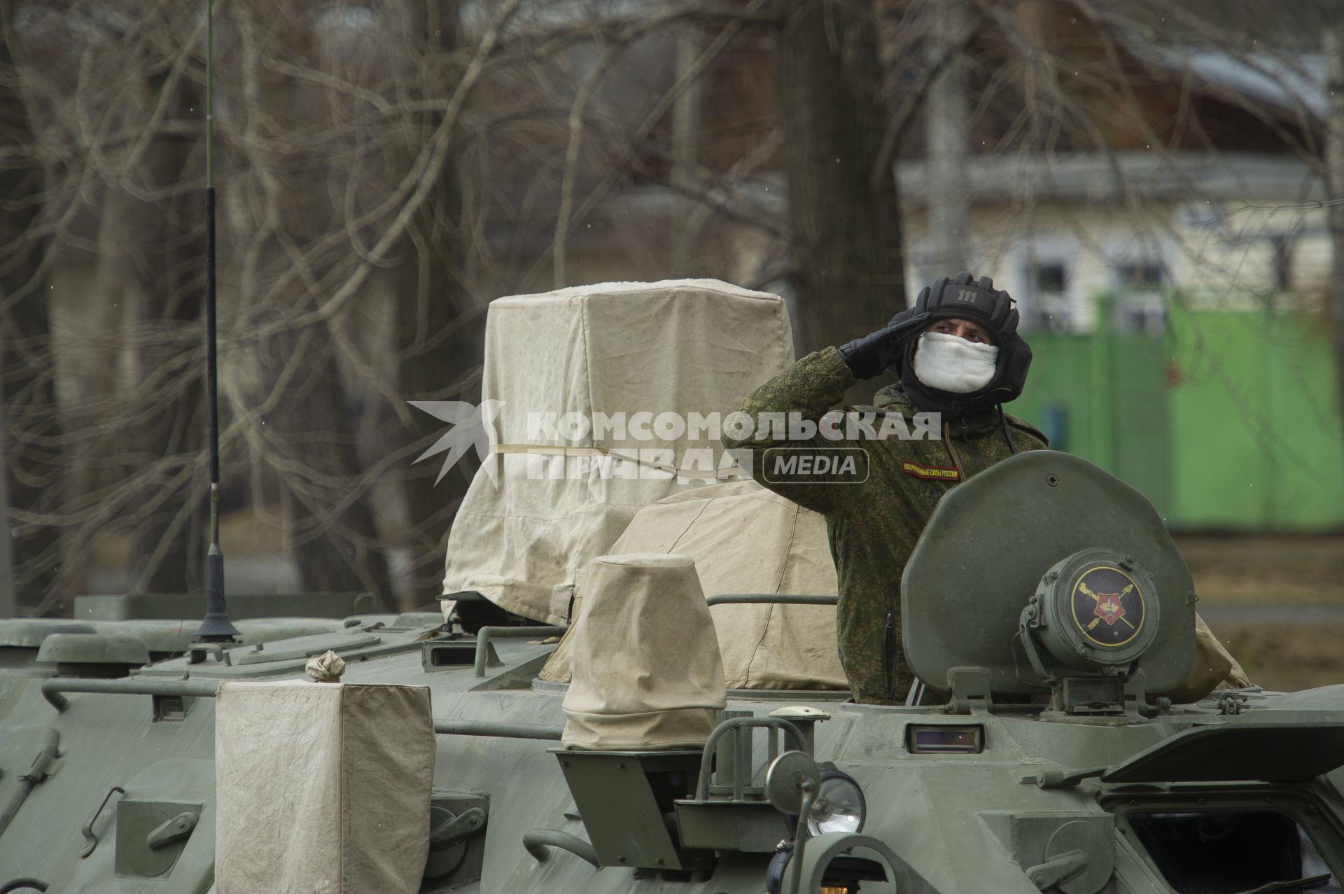 Екатеринбург. Колонна военной техники учавствующей в репетиции парада. На фото: разведывательная химическая машина РХМ-6. Военнослужащие в медицинских масках для нераспространения коронавирусной инфекции COVID-19