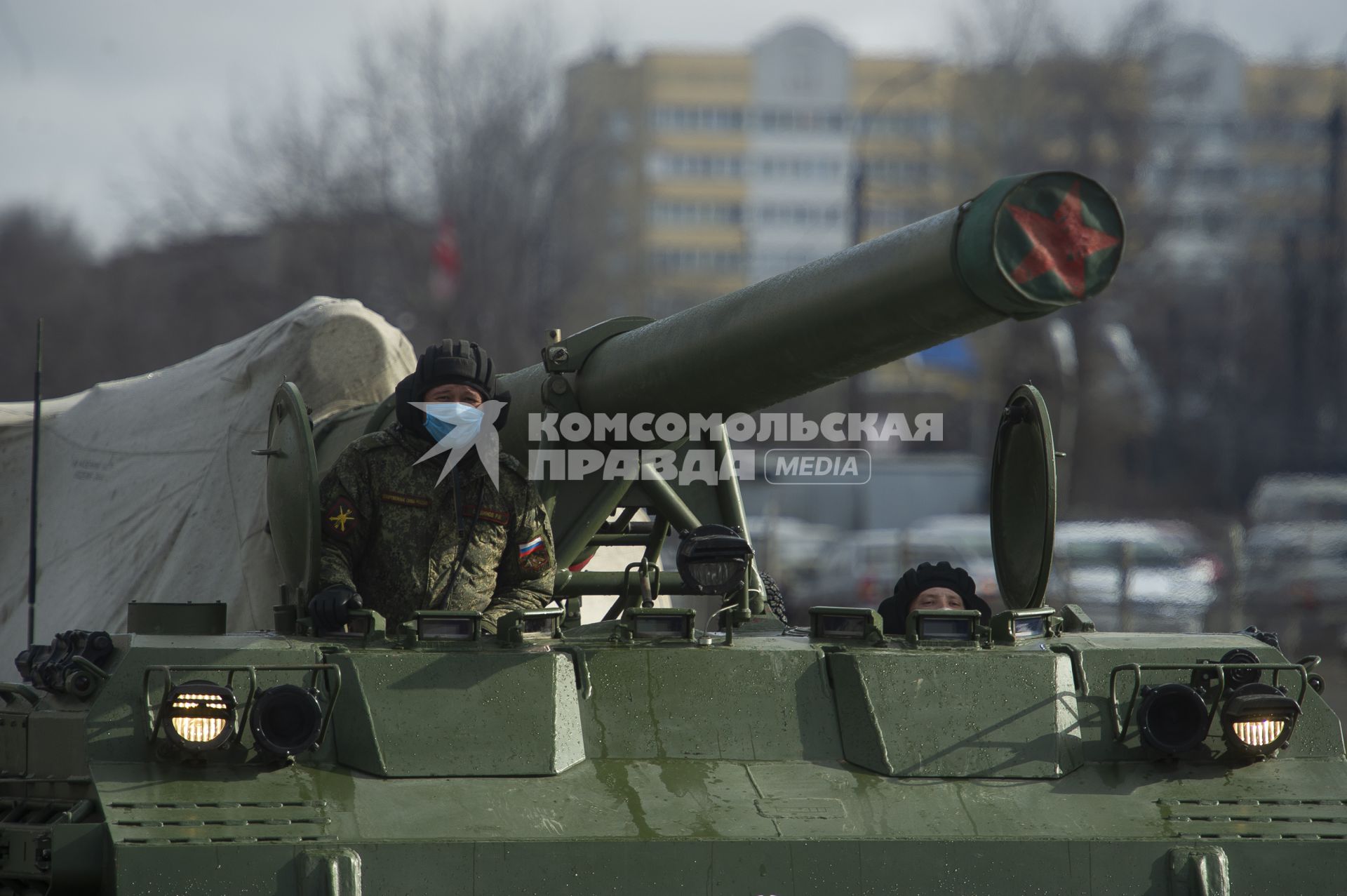 Екатеринбург. Колонна военной техники учавствующей в репетиции парада. На фото самоходная пушка 2с7 \'Малка\'. Военнослужащие в медицинских масках для нераспространения коронавирусной инфекции COVID-19