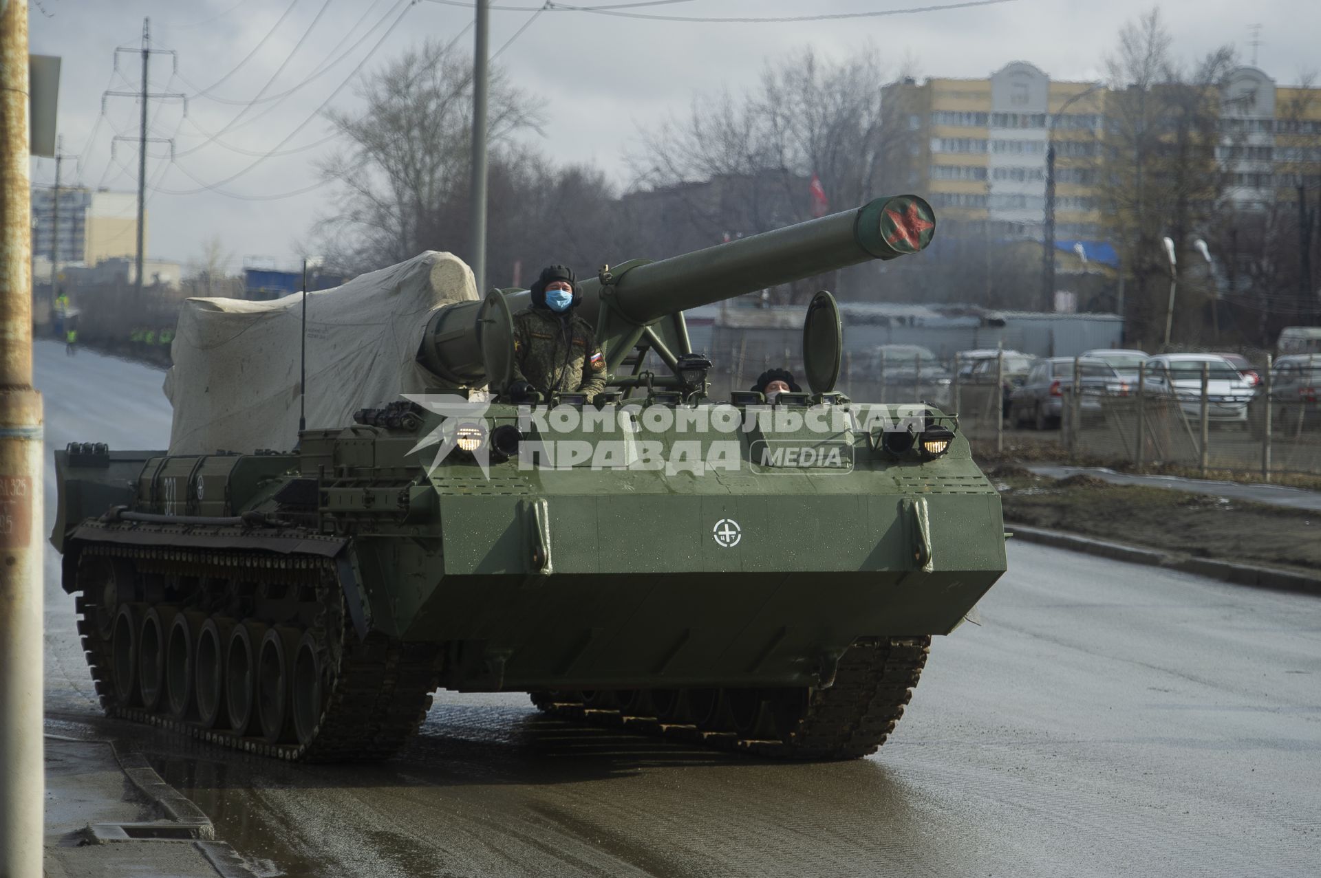 Екатеринбург. Колонна военной техники учавствующей в репетиции парада. На фото самоходная пушка 2с7 \'Малка\'. Военнослужащие в медицинских масках для нераспространения коронавирусной инфекции COVID-19