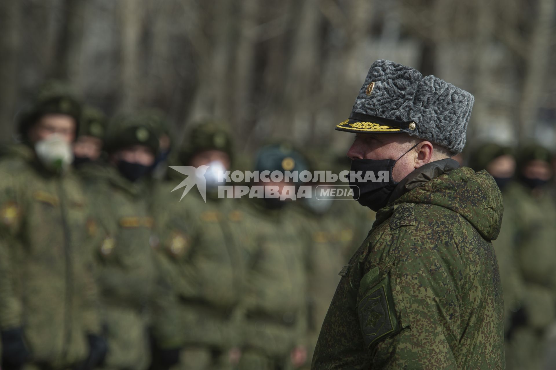 Екатеринбург. Репетиция военного парада. Военнослужащие в медицинских масках для нераспространения коронавирусной инфекции COVID-19