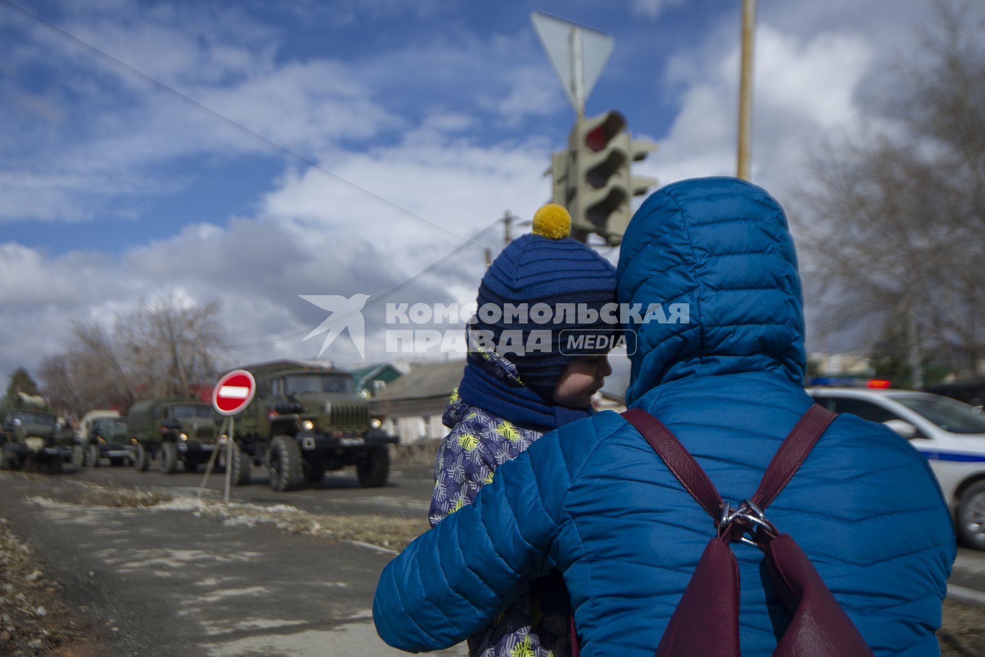 Екатеринбург. Женщина с ребенком во время репетиции военного парада.