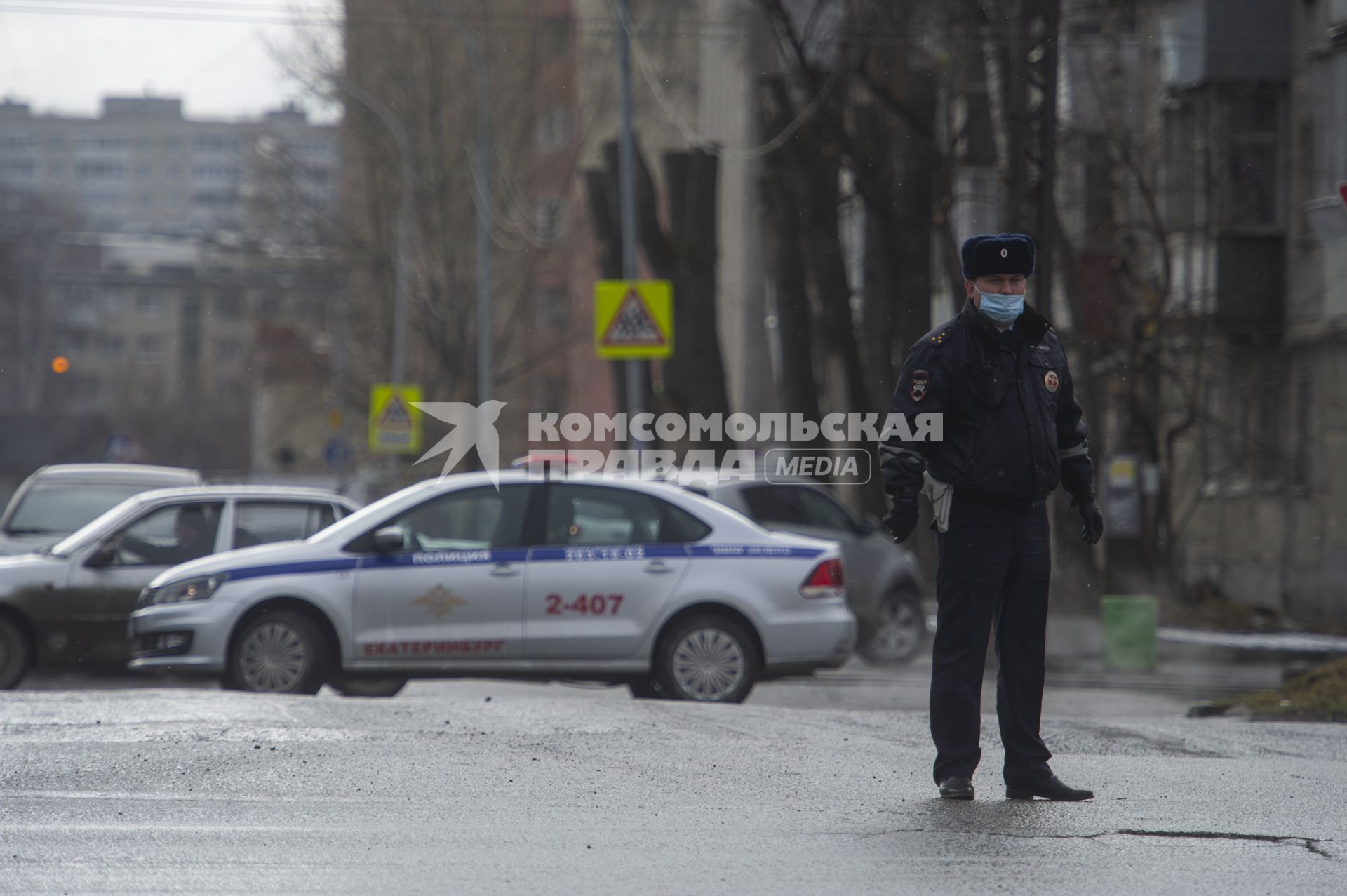 Екатеринбург. Сотрудник ГИБДД в медицинской маске на дороге перекрытой во время репетиции парада