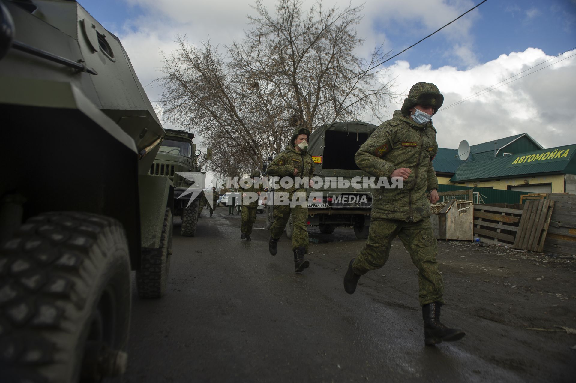 Екатеринбург. Репетиция военного парада. Военнослужащие в медицинских масках для нераспространения коронавирусной инфекции COVID-19