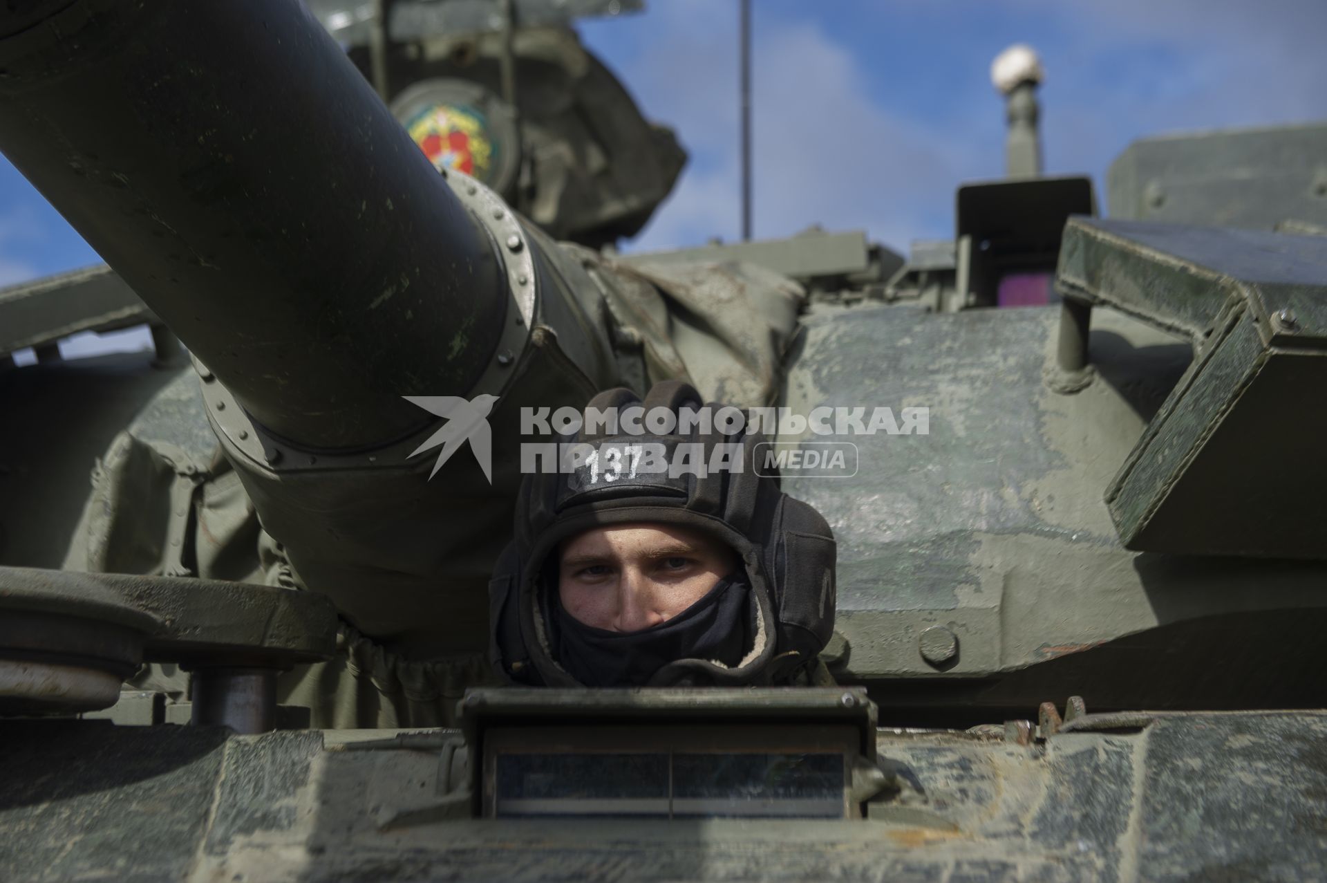 Екатеринбург. Репетиция военного парада. Военнослужащие в медицинских масках для нераспространения коронавирусной инфекции COVID-19. На фото: танк Т-72 Б3М