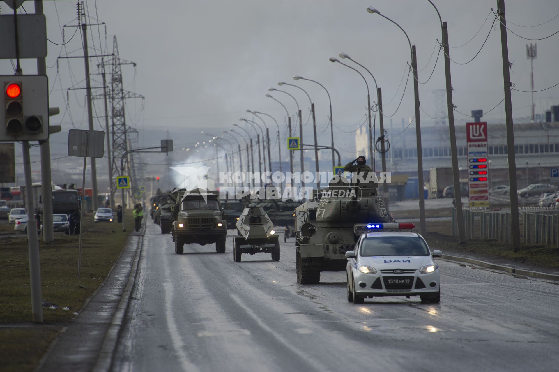 Екатеринбург. Колонна военной техники учавствующей в репетиции парада. Военнослужащие в медицинских масках для нераспространения коронавирусной инфекции COVID-19