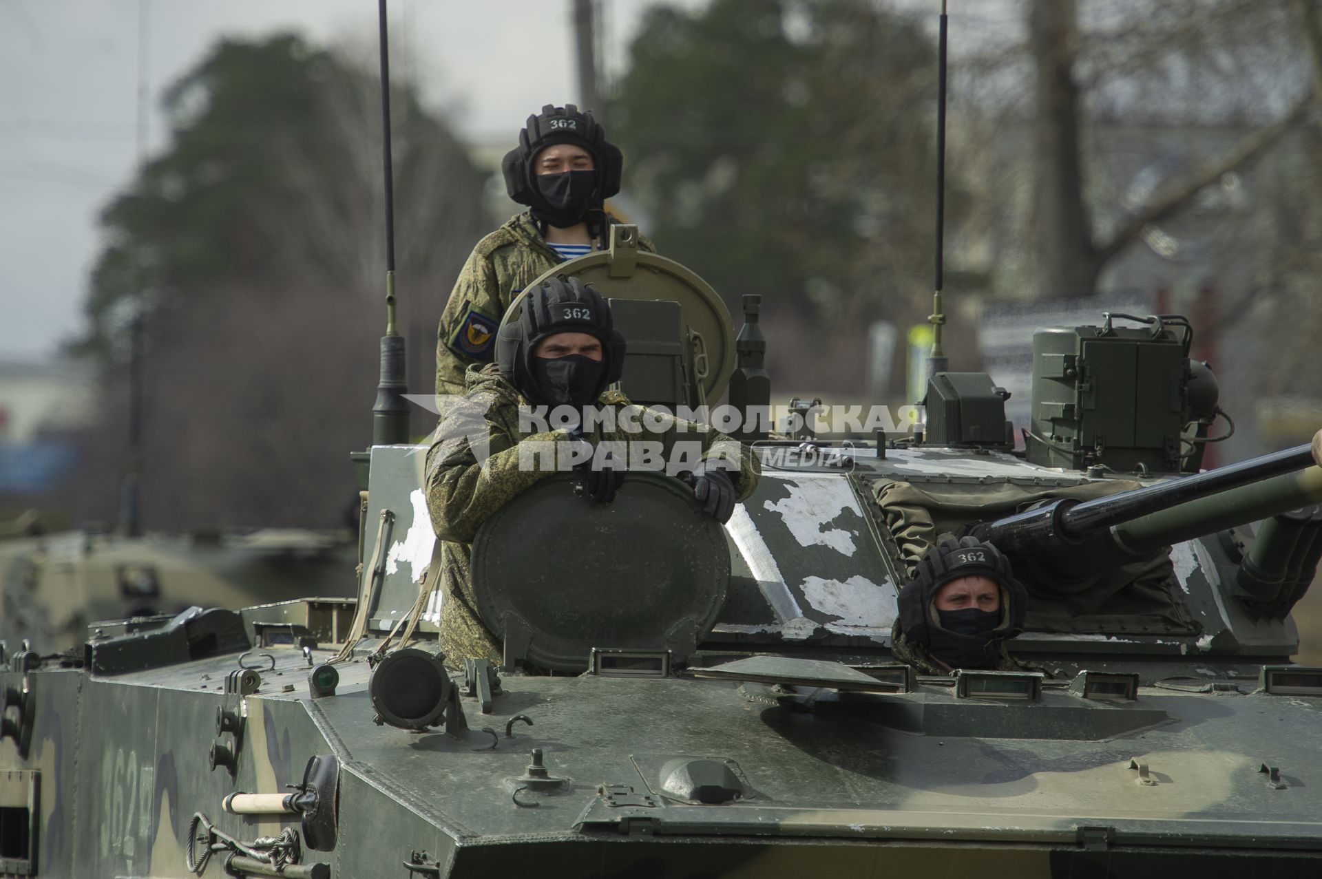 Екатеринбург. Колонна военной техники учавствующей в репетиции парада. На фото: БМД-4. Военнослужащие в медицинских масках для нераспространения коронавирусной инфекции COVID-19