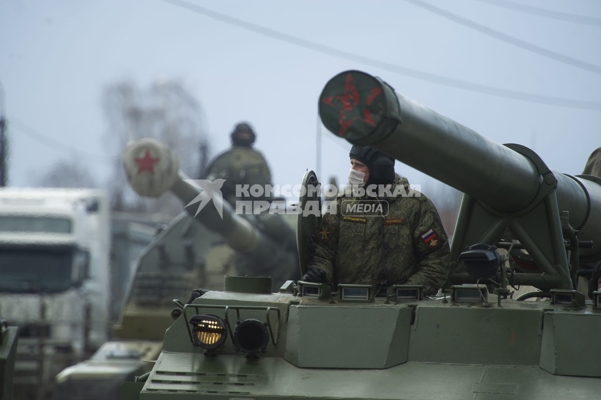 Екатеринбург. Колонна военной техники учавствующей в репетиции парада. На фото самоходная пушка 2с7 \'Малка\'. Военнослужащие в медицинских масках для нераспространения коронавирусной инфекции COVID-19