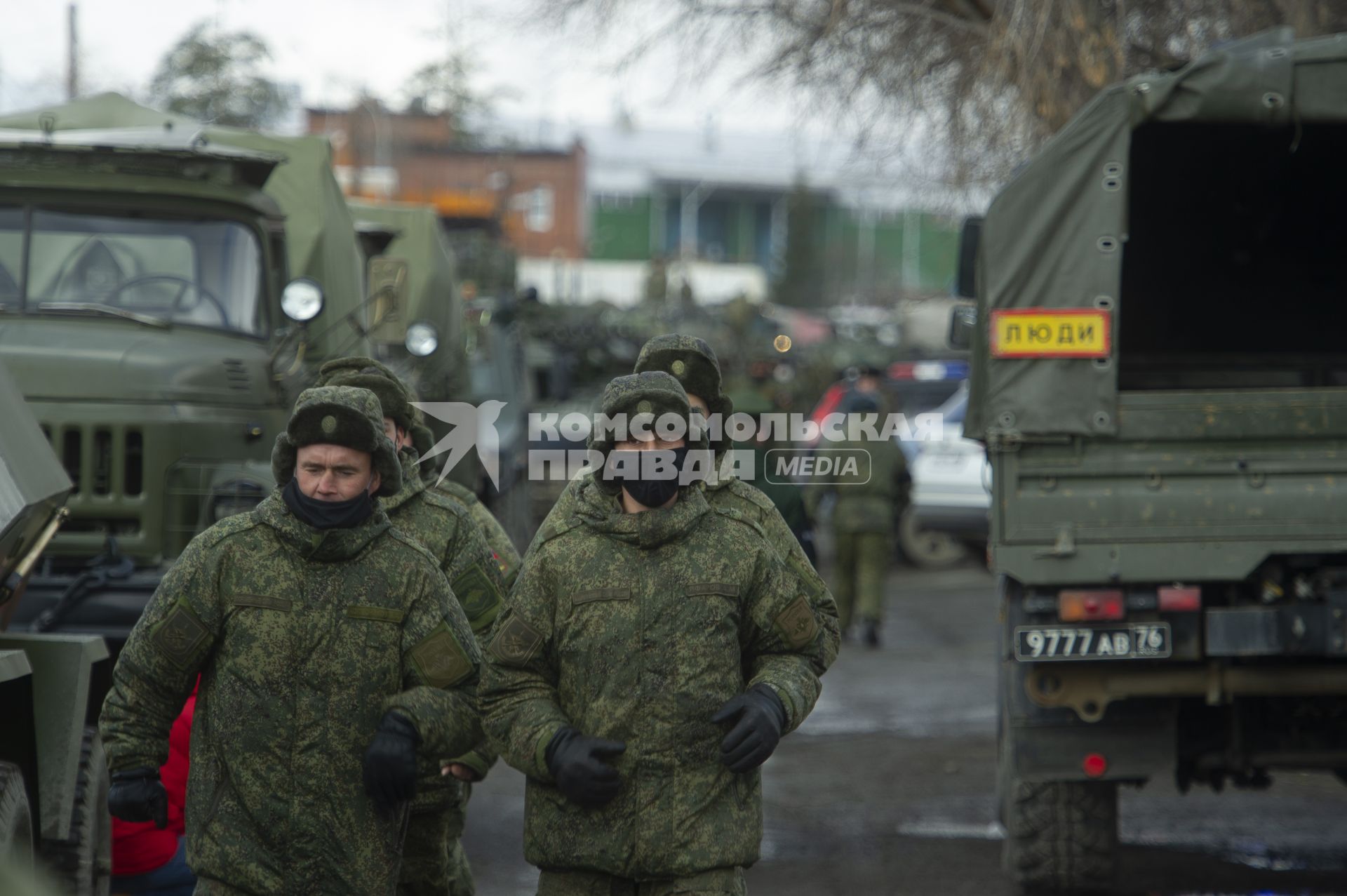 Екатеринбург. Репетиция военного парада. Военнослужащие в медицинских масках для нераспространения коронавирусной инфекции COVID-19