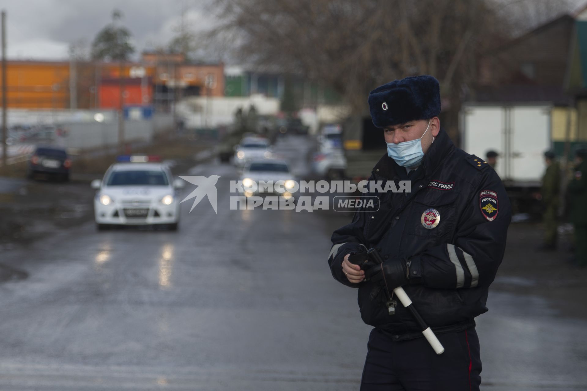 Екатеринбург. Сотрудник ГИБДД в медицинской маске на дороге перекрытой во время репетиции парада