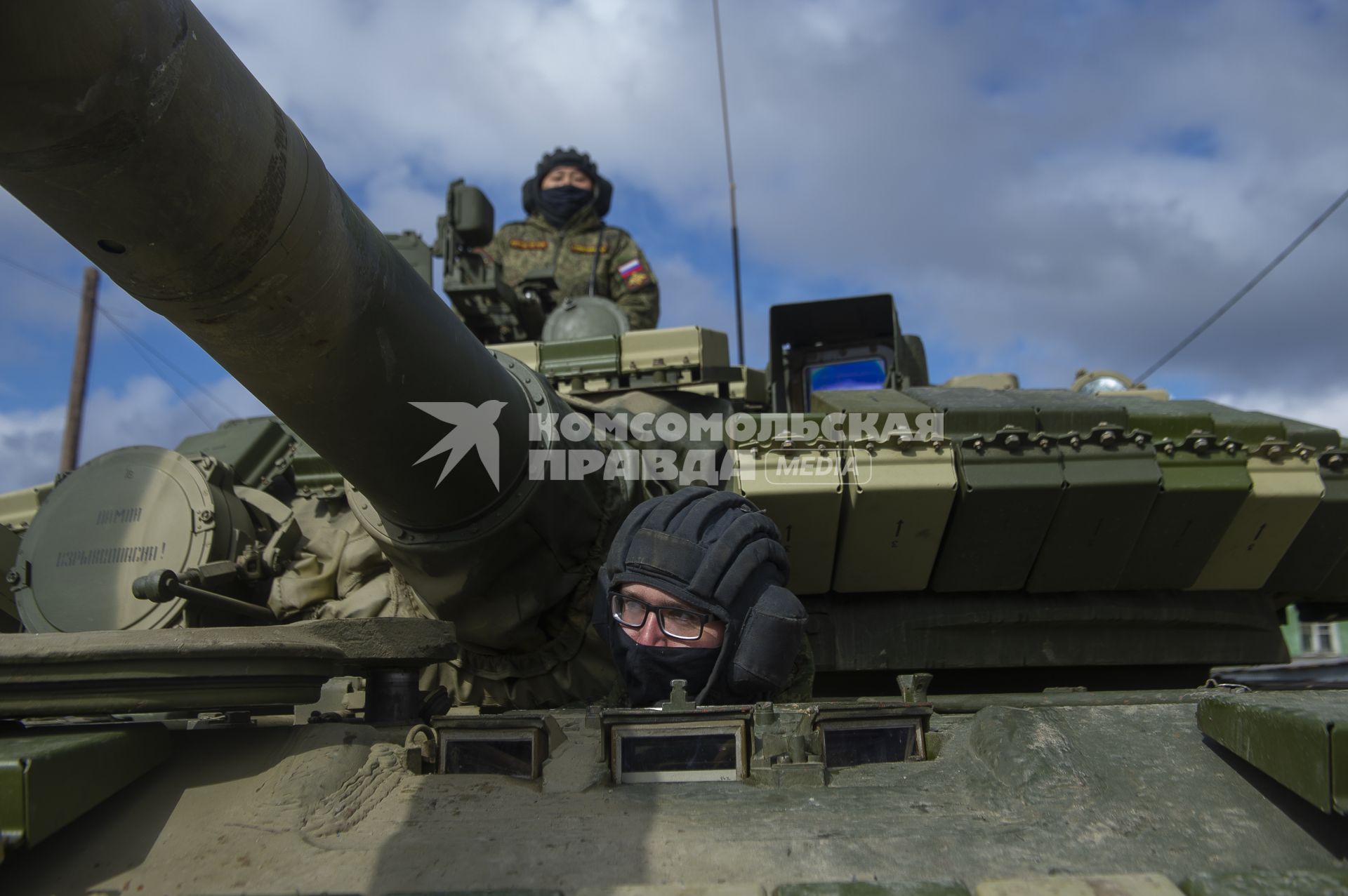 Екатеринбург. Репетиция военного парада. Военнослужащие в медицинских масках для нераспространения коронавирусной инфекции COVID-19. На фото: танк Т-72 Б3М