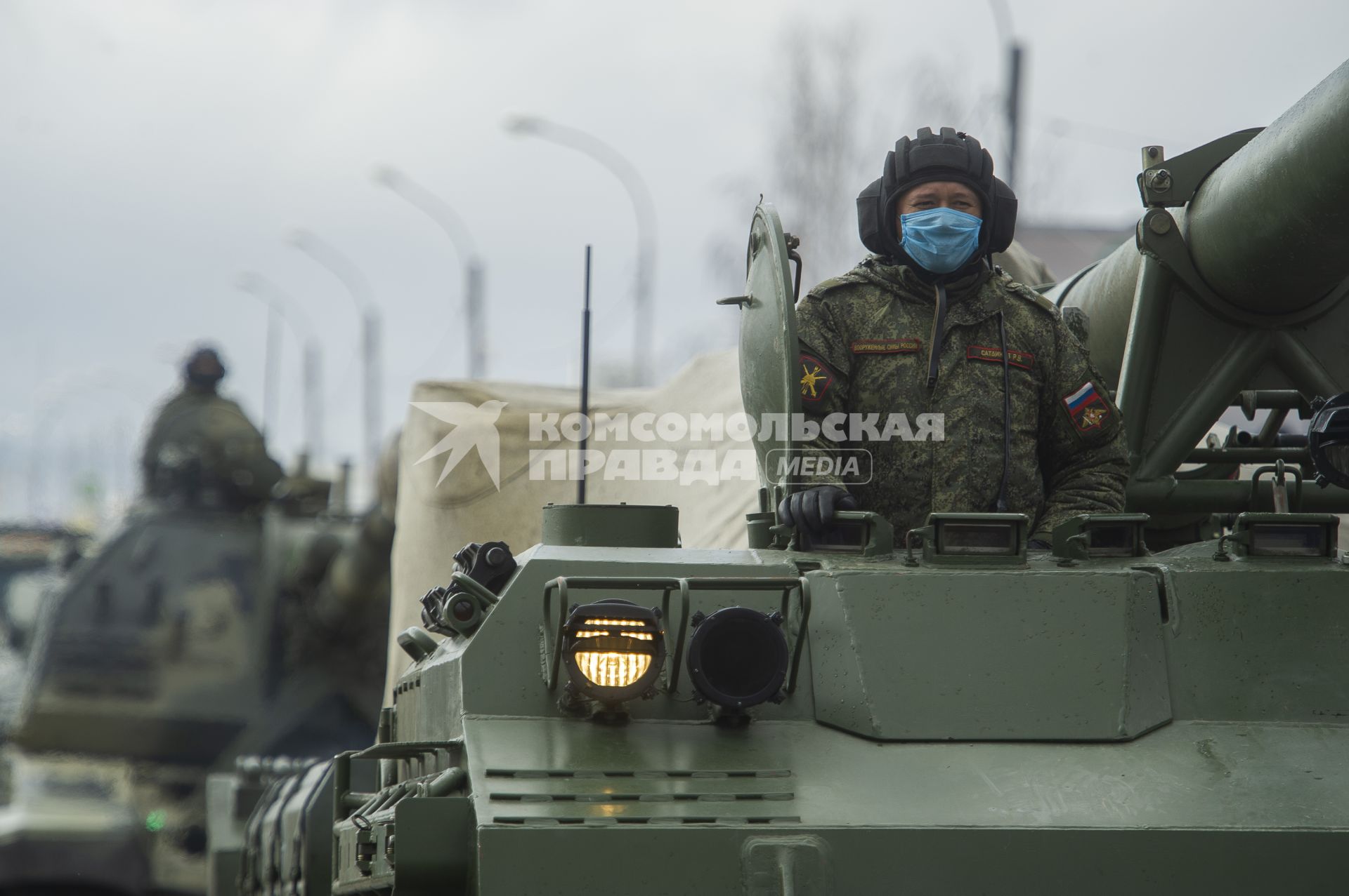 Екатеринбург. Колонна военной техники учавствующей в репетиции парада. На фото самоходная пушка 2с7 \'Малка\'. Военнослужащие в медицинских масках для нераспространения коронавирусной инфекции COVID-19