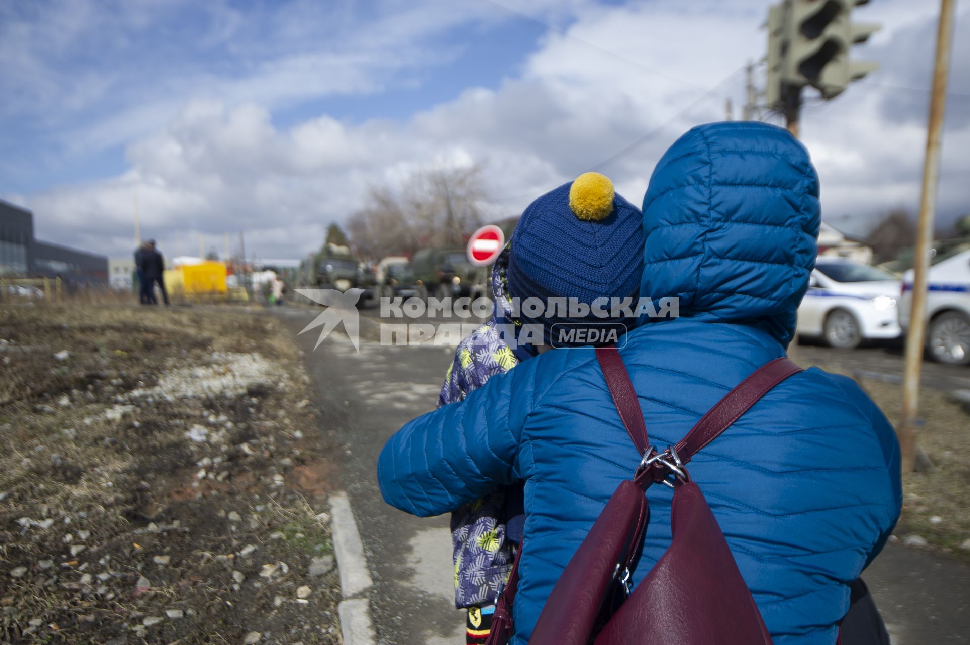 Екатеринбург. Женщина с ребенком во время репетиции военного парада.