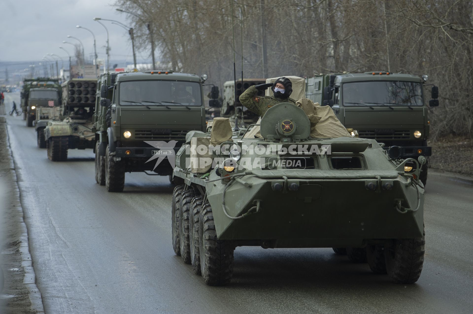 Екатеринбург. Колонна военной техники учавствующей в репетиции парада. На фото: разведывательная химическая машина РХМ-6. Военнослужащие в медицинских масках для нераспространения коронавирусной инфекции COVID-19