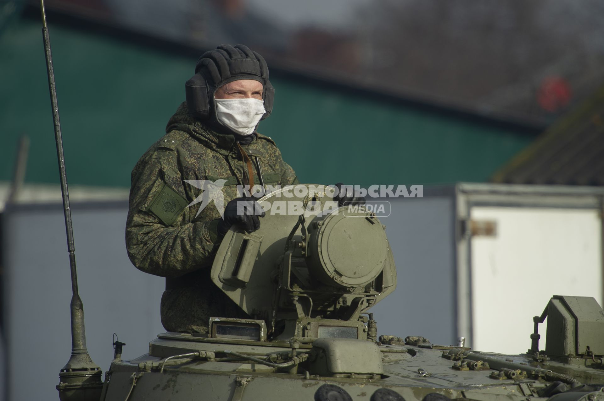 Екатеринбург. Колонна военной техники учавствующей в репетиции парада. На фото танк Т-72 Б3М. Военнослужащие в медицинских масках для нераспространения коронавирусной инфекции COVID-19