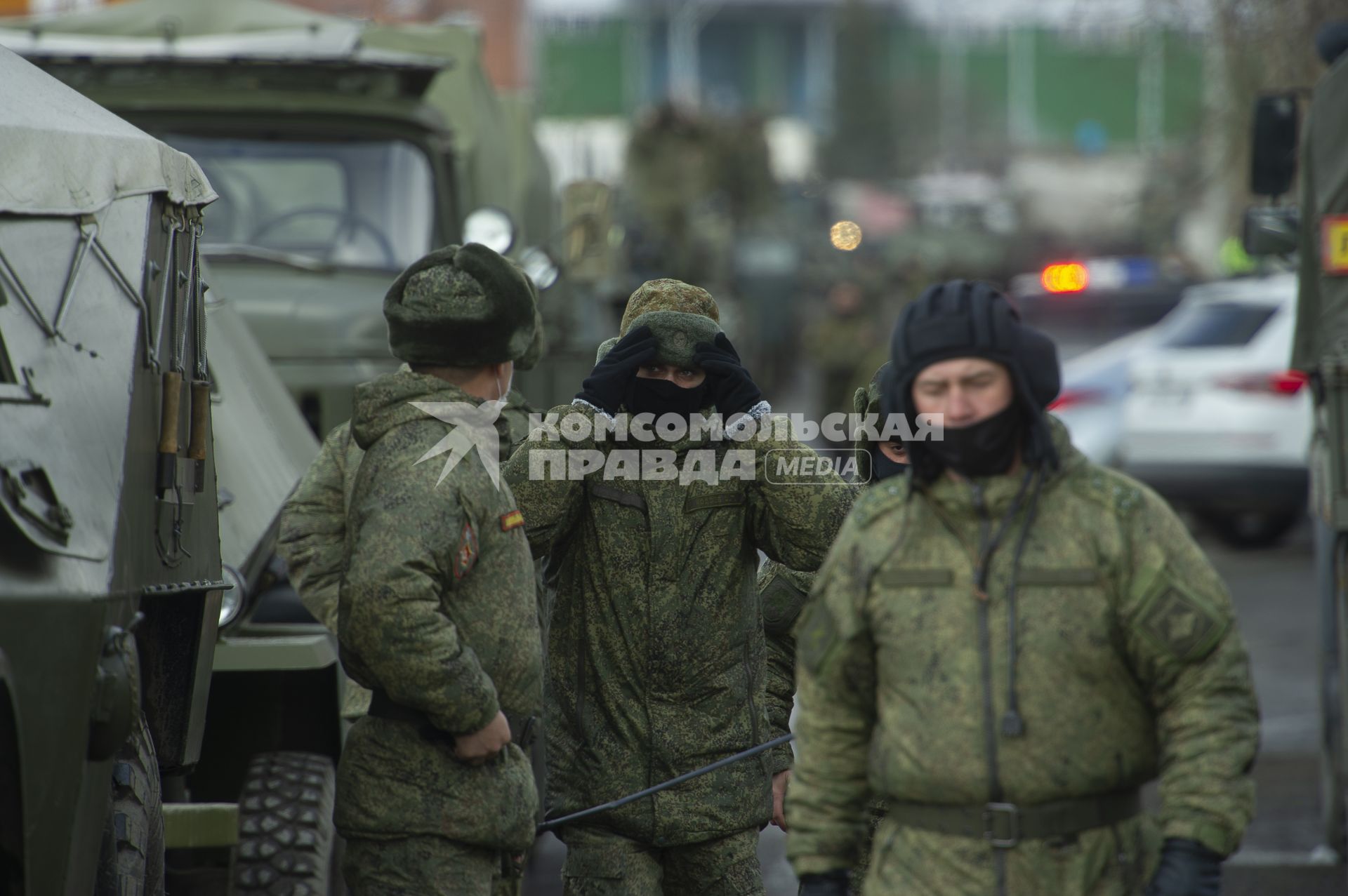 Екатеринбург. Репетиция военного парада. Военнослужащие в медицинских масках для нераспространения коронавирусной инфекции COVID-19