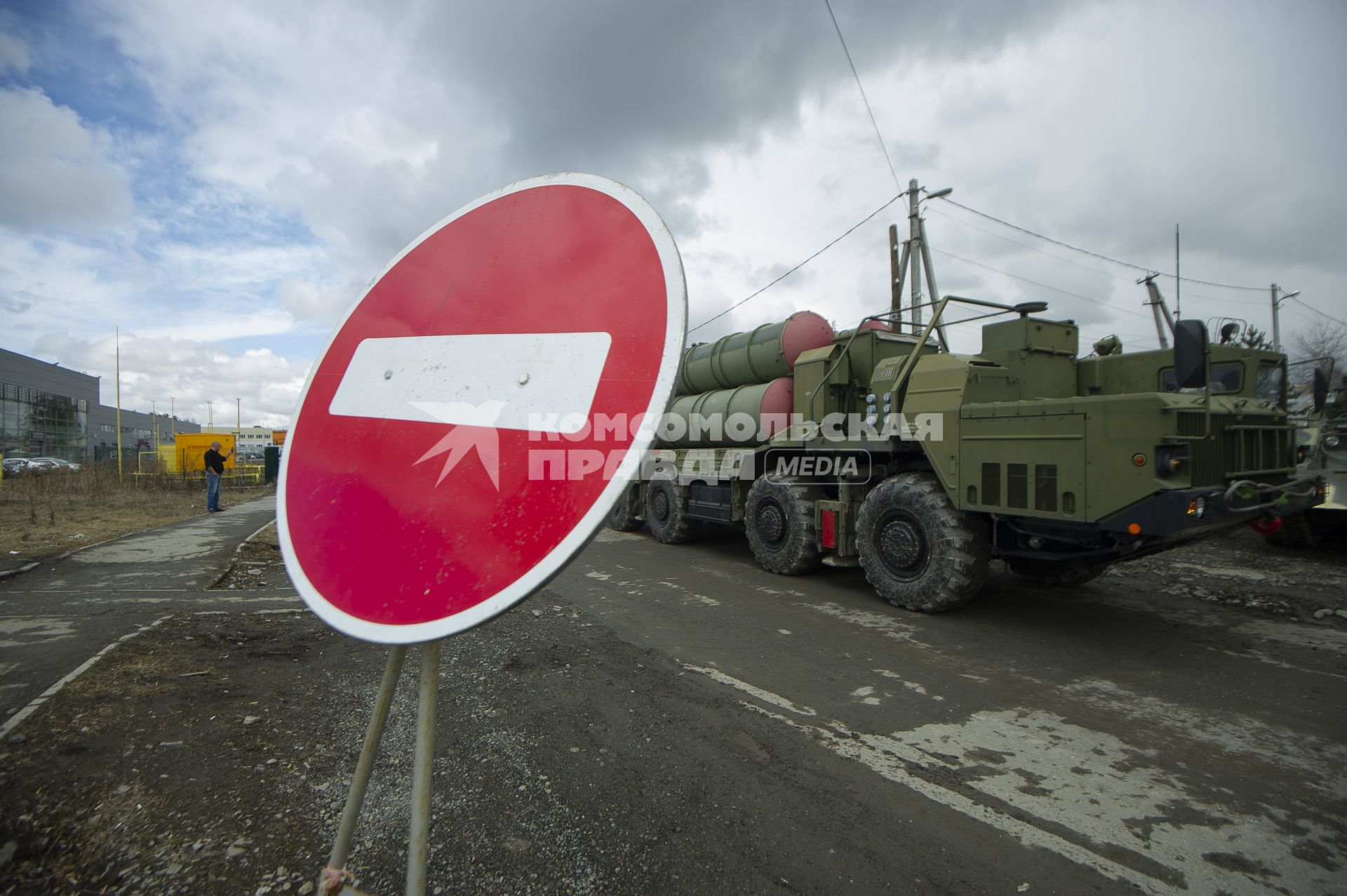 Екатеринбург. Колонна военной техники учавствующей в репетиции парада. На фото: зенитно-ракетный комплекс (ЗРК) С-400 \'Триумф\'