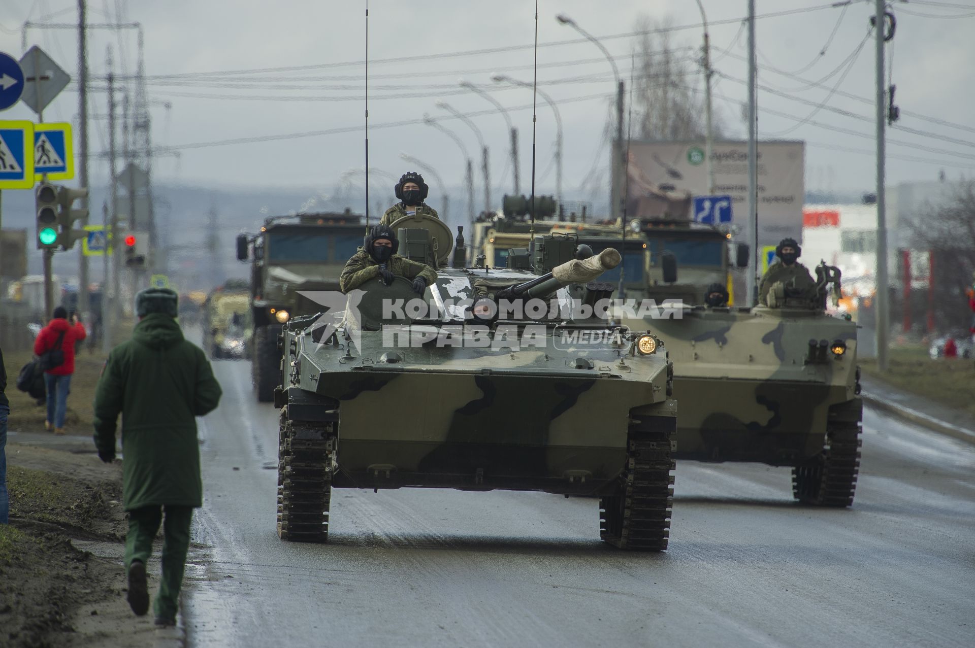 Екатеринбург. Колонна военной техники учавствующей в репетиции парада. На фото: БМД-4. Военнослужащие в медицинских масках для нераспространения коронавирусной инфекции COVID-19