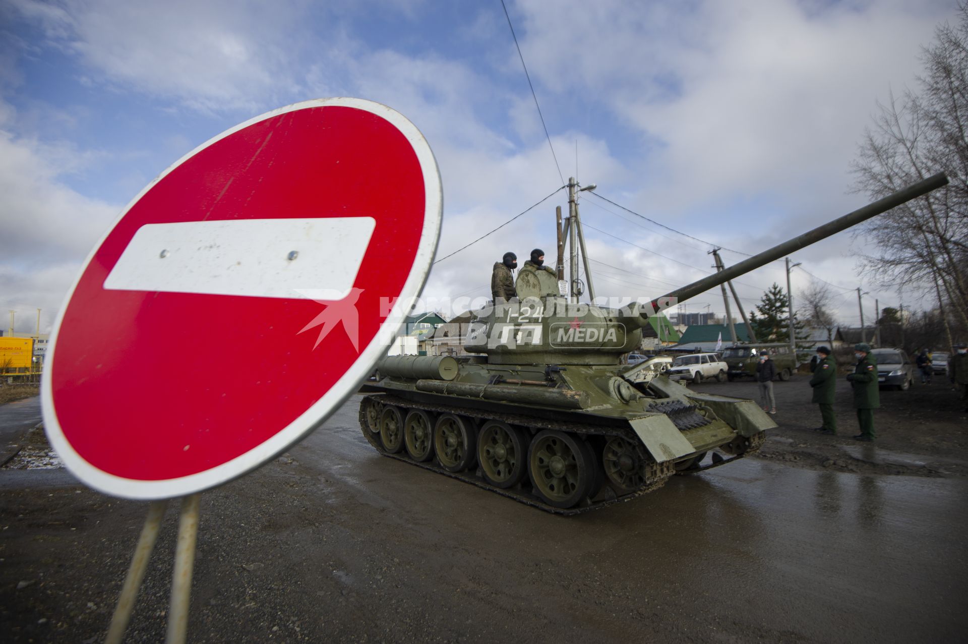 Екатеринбург. Колонна военной техники учавствующей в репетиции парада. На фото танк Т-34