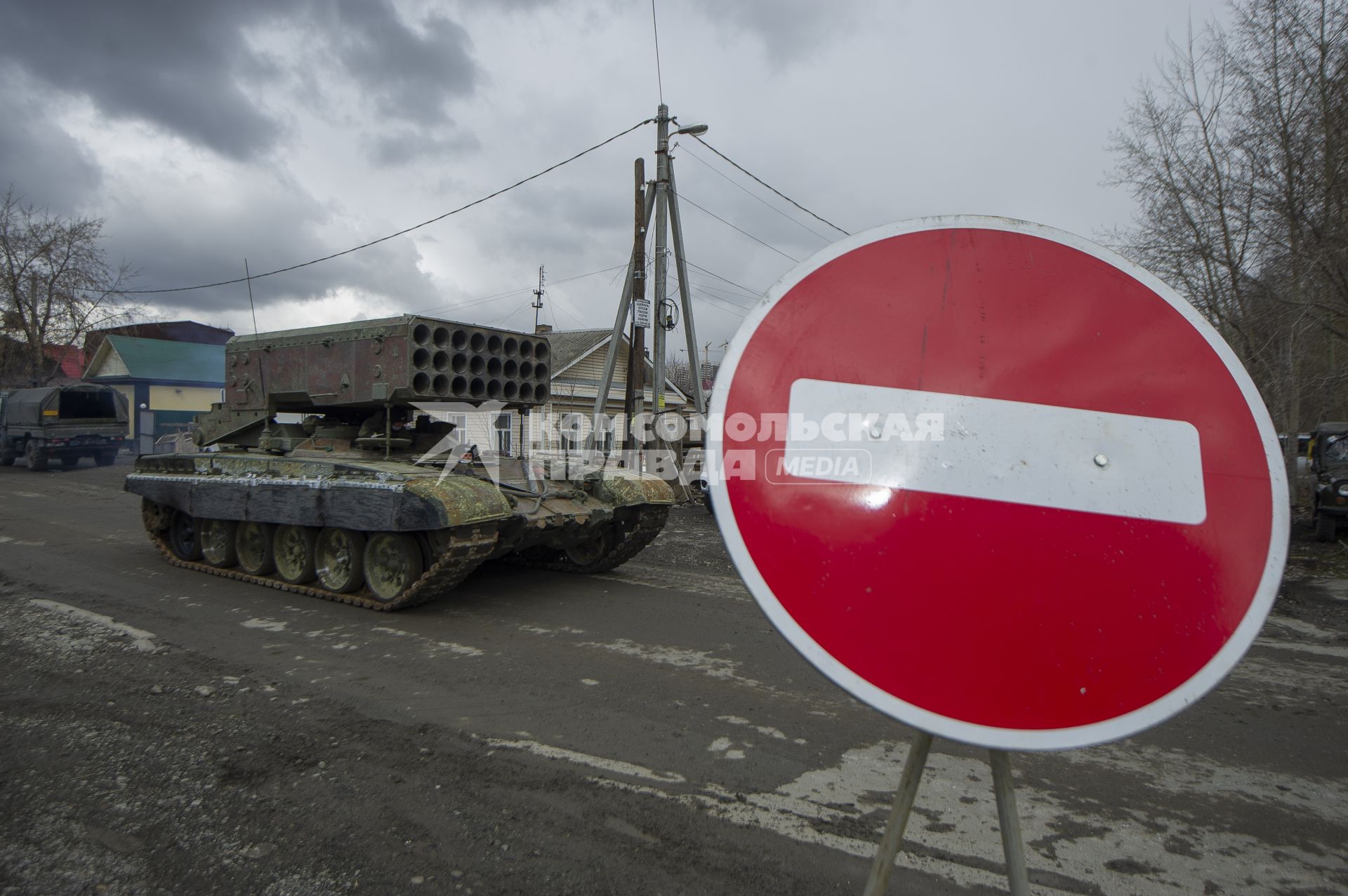 Екатеринбург. Колонна военной техники учавствующей в репетиции парада. На фото: тяжелая огнеметная система ТОС-1а \'Солнцепек\'