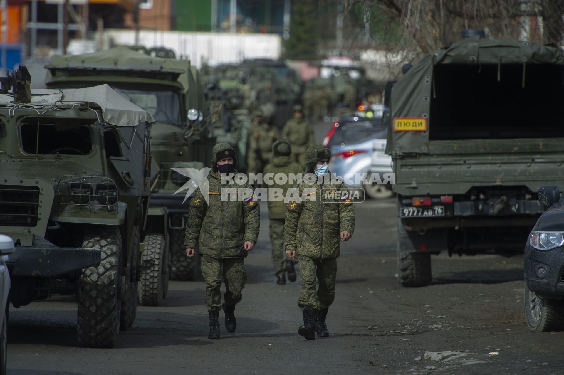 Екатеринбург. Репетиция военного парада. Военнослужащие в медицинских масках для нераспространения коронавирусной инфекции COVID-19