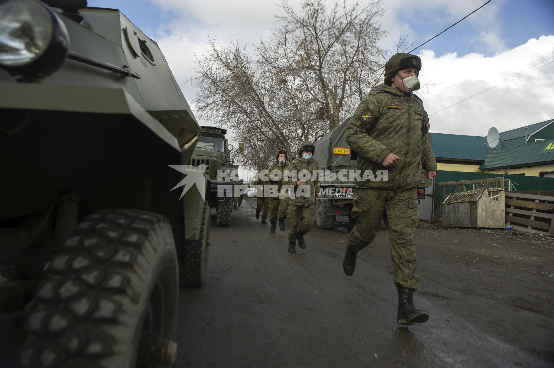 Екатеринбург. Репетиция военного парада. Военнослужащие в медицинских масках для нераспространения коронавирусной инфекции COVID-19