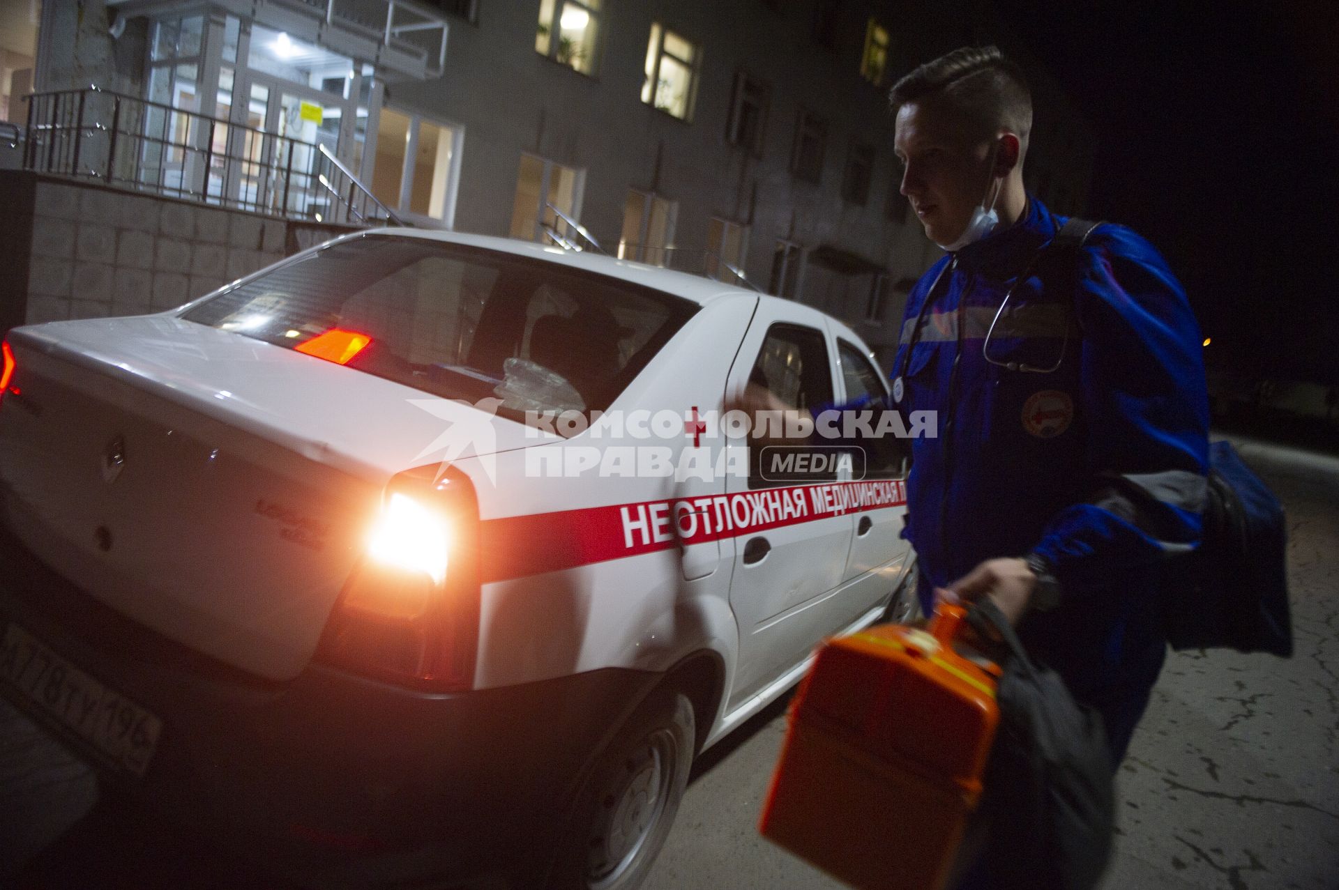 Екатеринбург. Врач выездной неотложной помощи на вызове во время эпидемии коронавирусной инфекции COVID-19