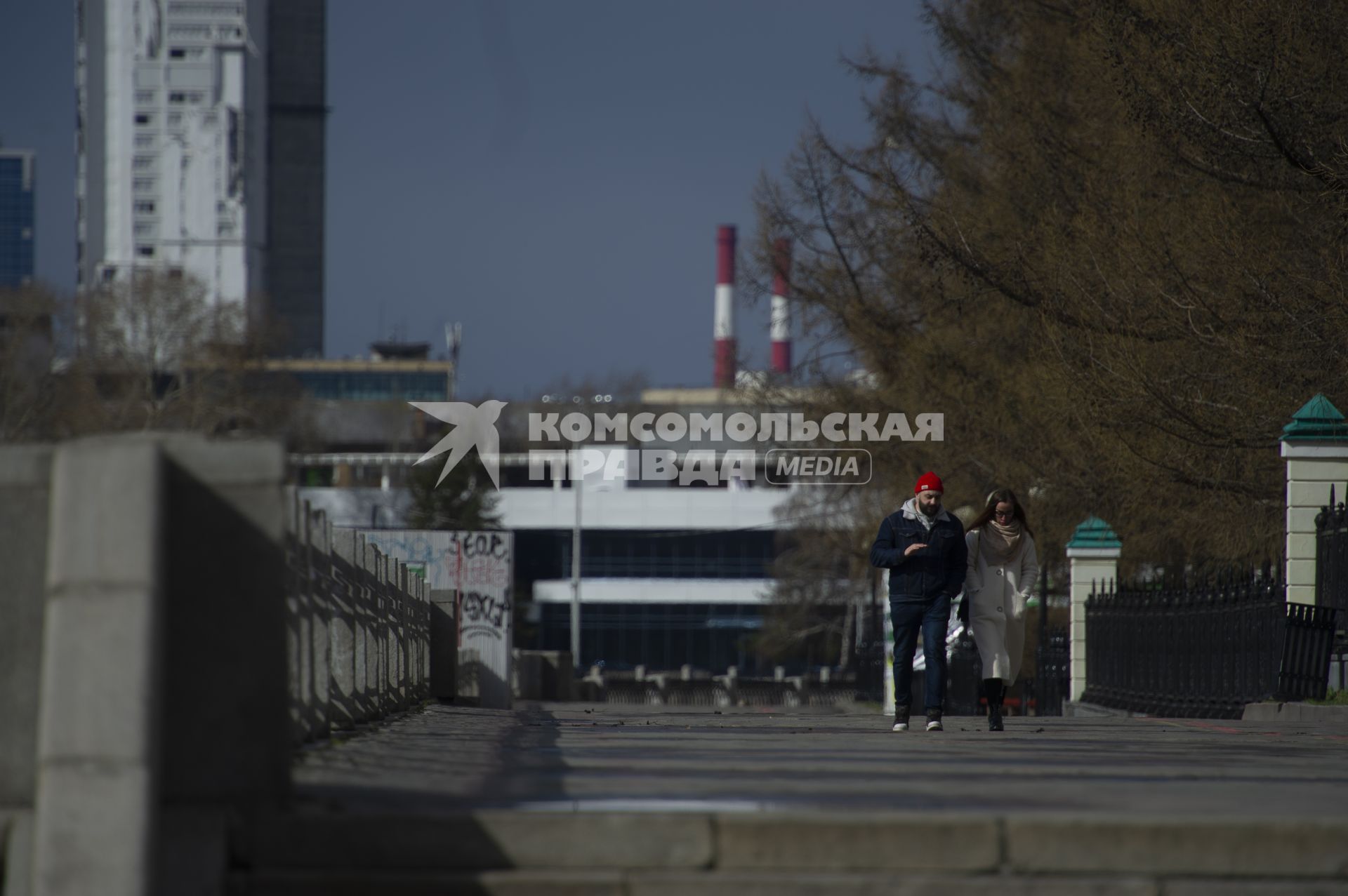 Екатеринбург. горожане на опустевшей набережной городского пруда во время эпидемии коронавирусной инфекции COVID-19