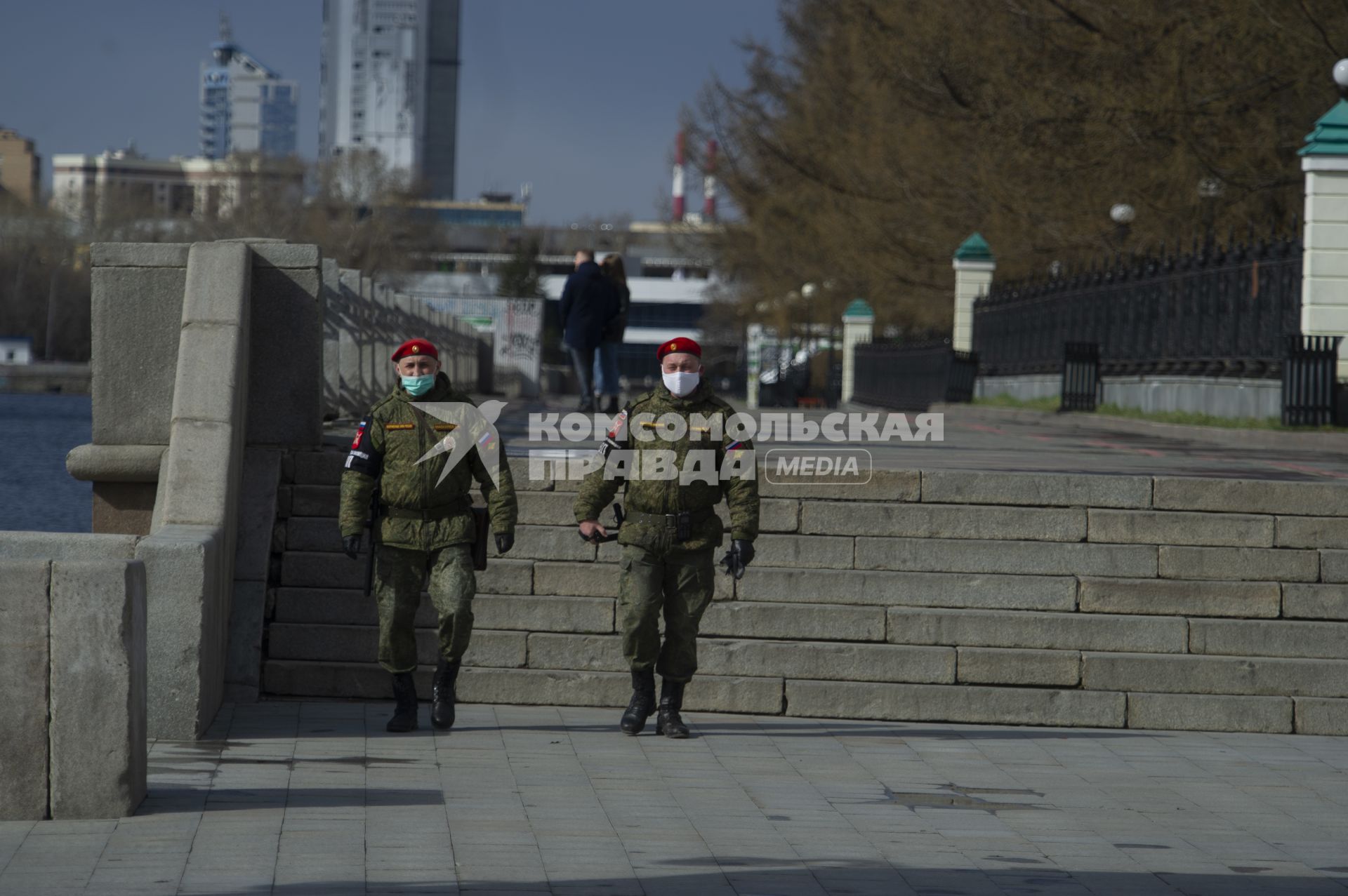 Екатеринбург. Патруль военной полиции на опустевшей набережной городского пруда во время эпидемии коронавирусной инфекции COVID-19