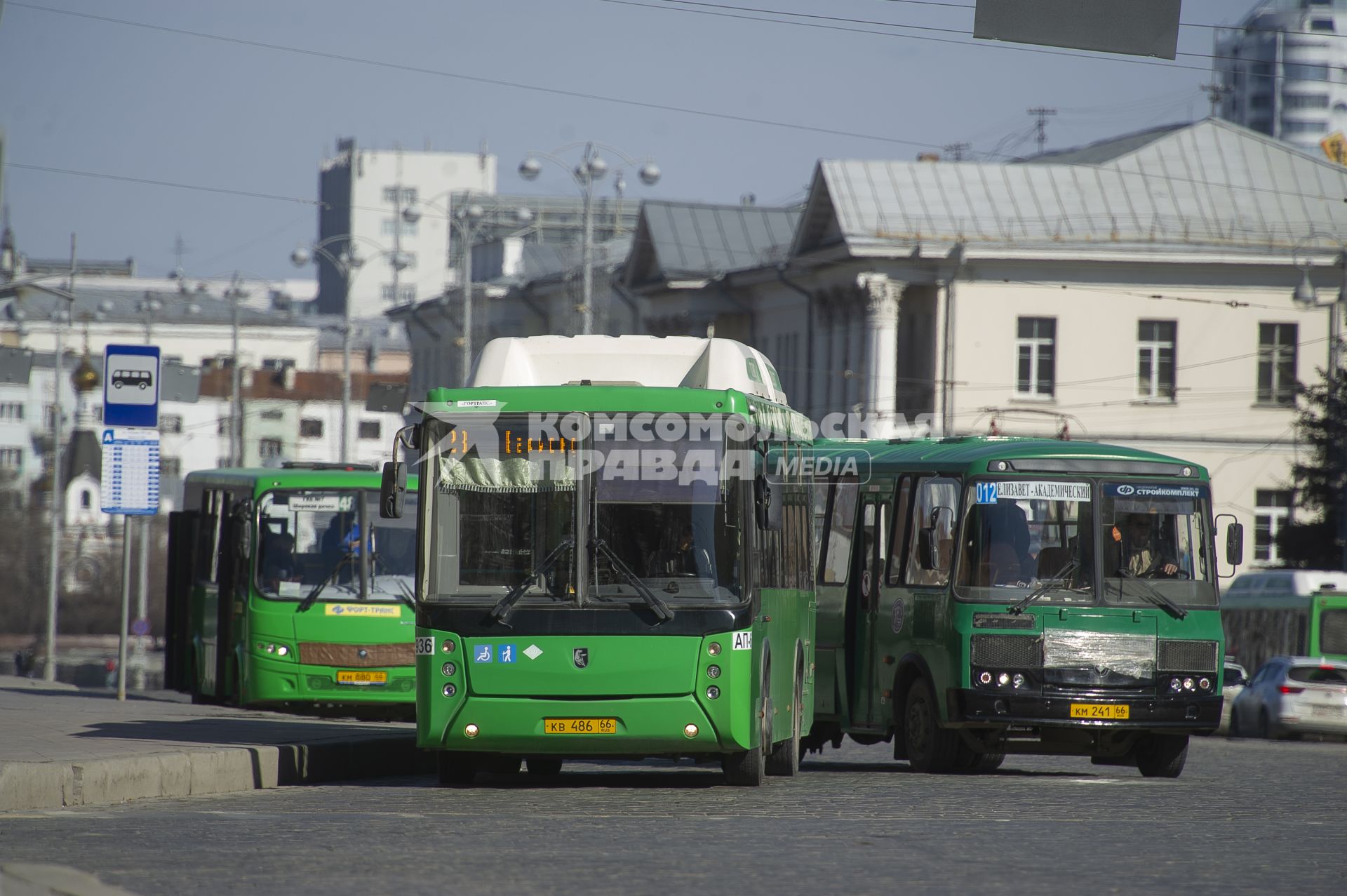 Екатеринбург. Автобусы на остановке общественного транспорта