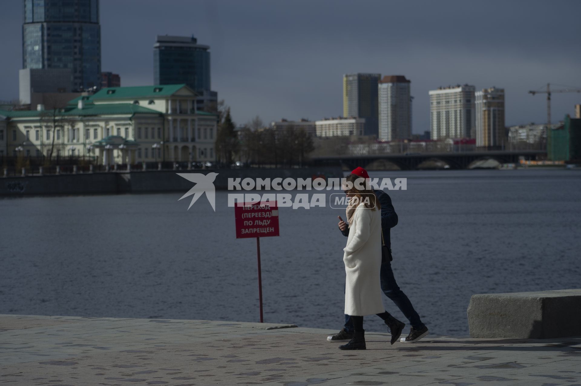 Екатеринбург. горожане на опустевшей набережной городского пруда во время эпидемии коронавирусной инфекции COVID-19