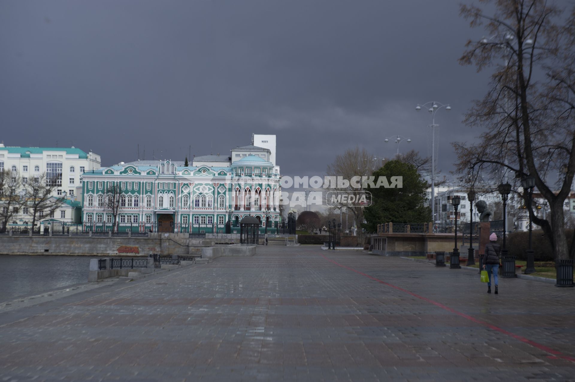 Екатеринбург. Опустевшая набережная городского пруда во время эпидемии коронавирусной инфекции COVID-19